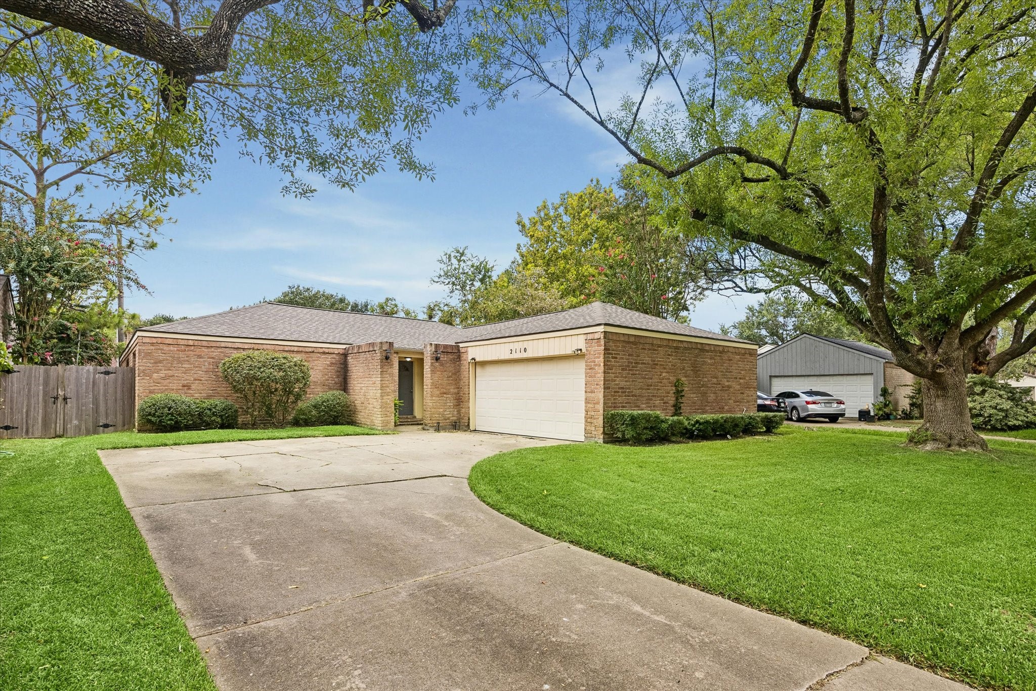 2110 Gray Falls Drive Property Photo 1
