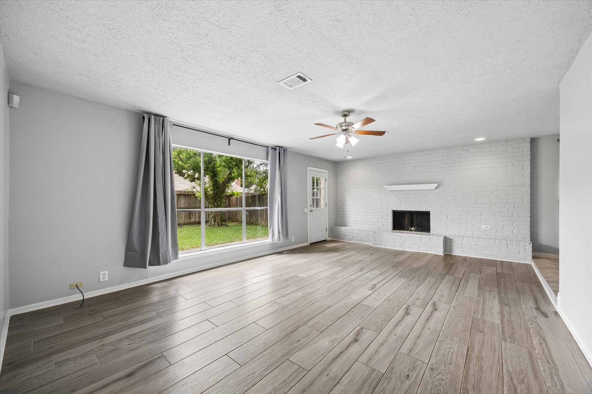 2110 Gray Falls Drive Property Photo 4