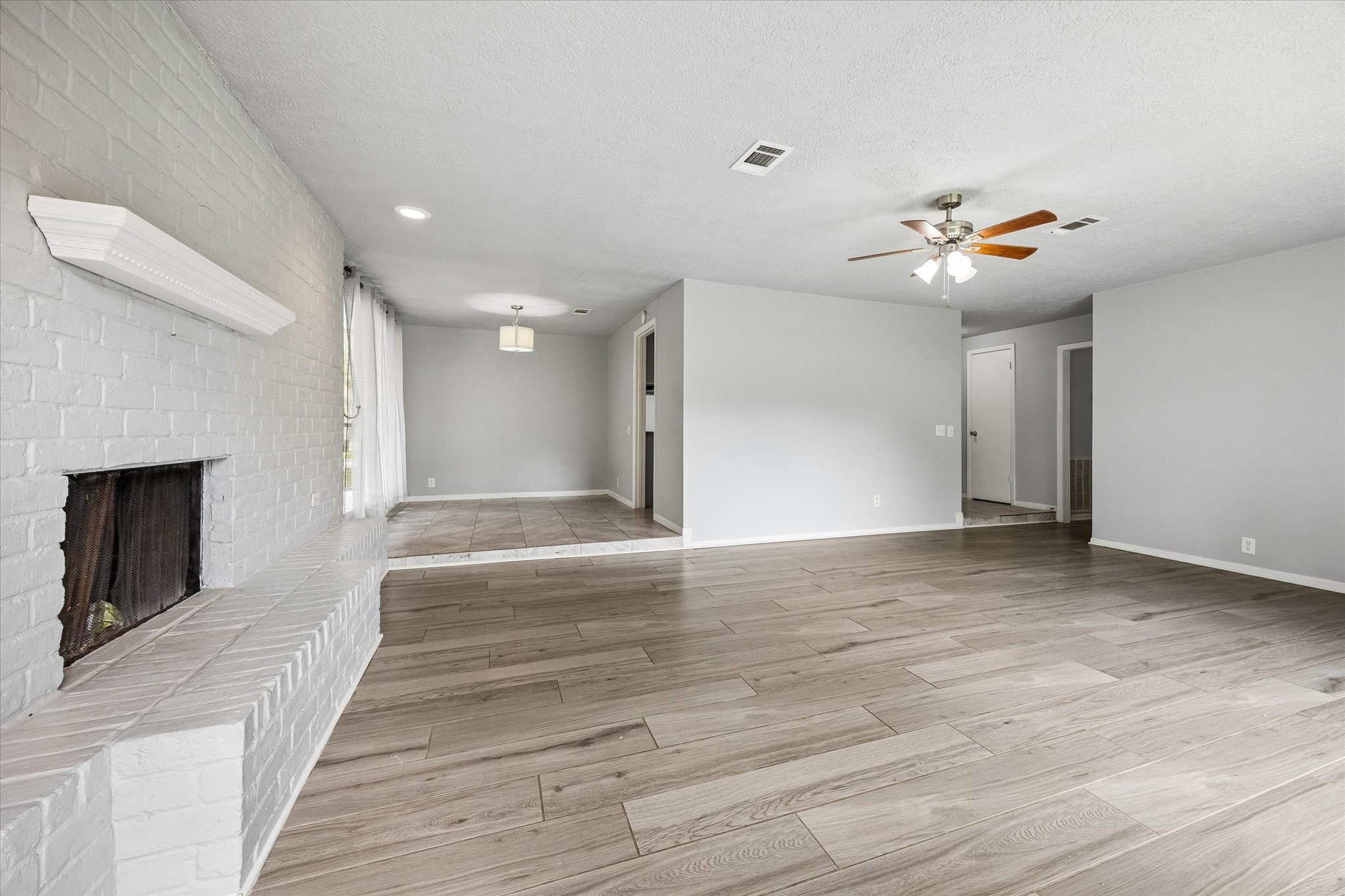 2110 Gray Falls Drive Property Photo 8