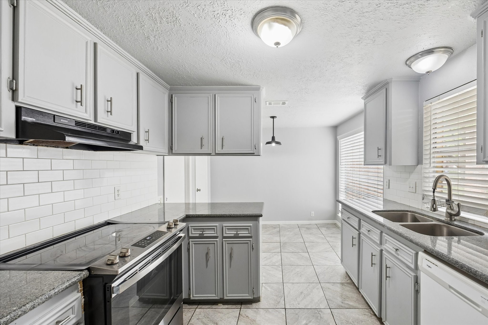 2110 Gray Falls Drive Property Photo 12