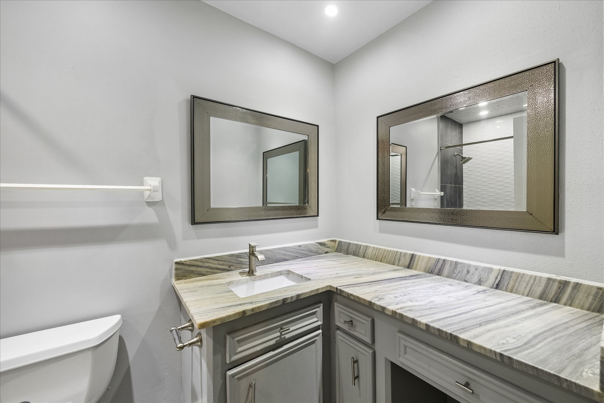 2110 Gray Falls Drive Property Photo 18