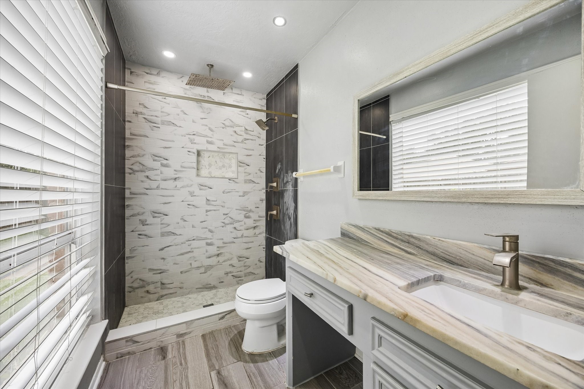2110 Gray Falls Drive Property Photo 21