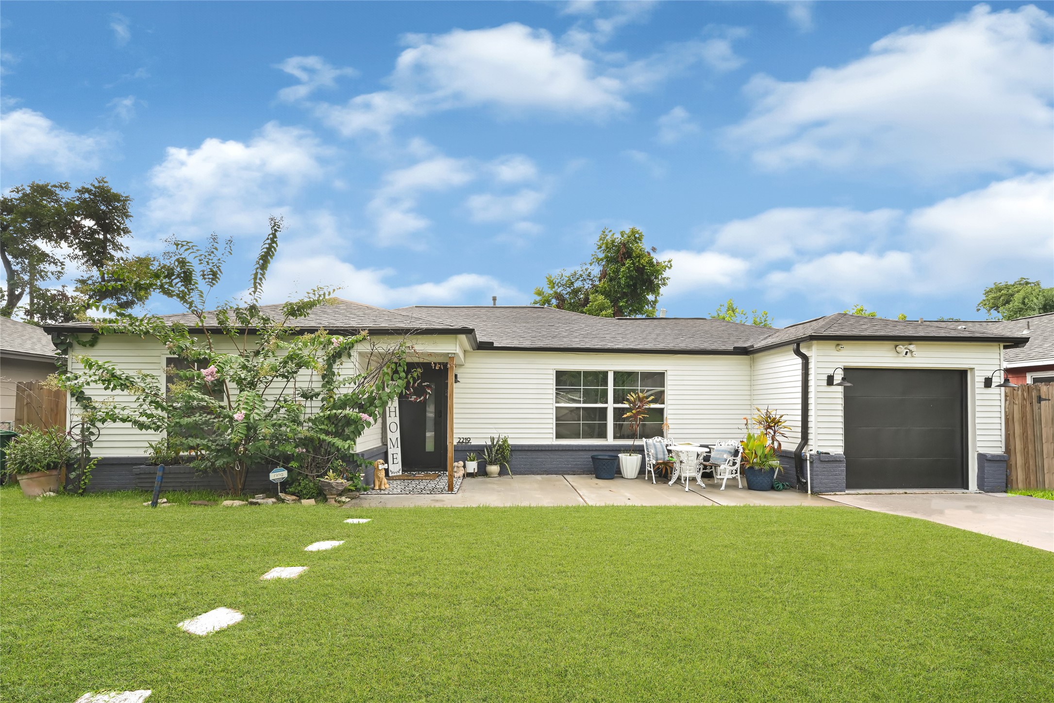 2219 Silverbonnet Street Property Photo 1