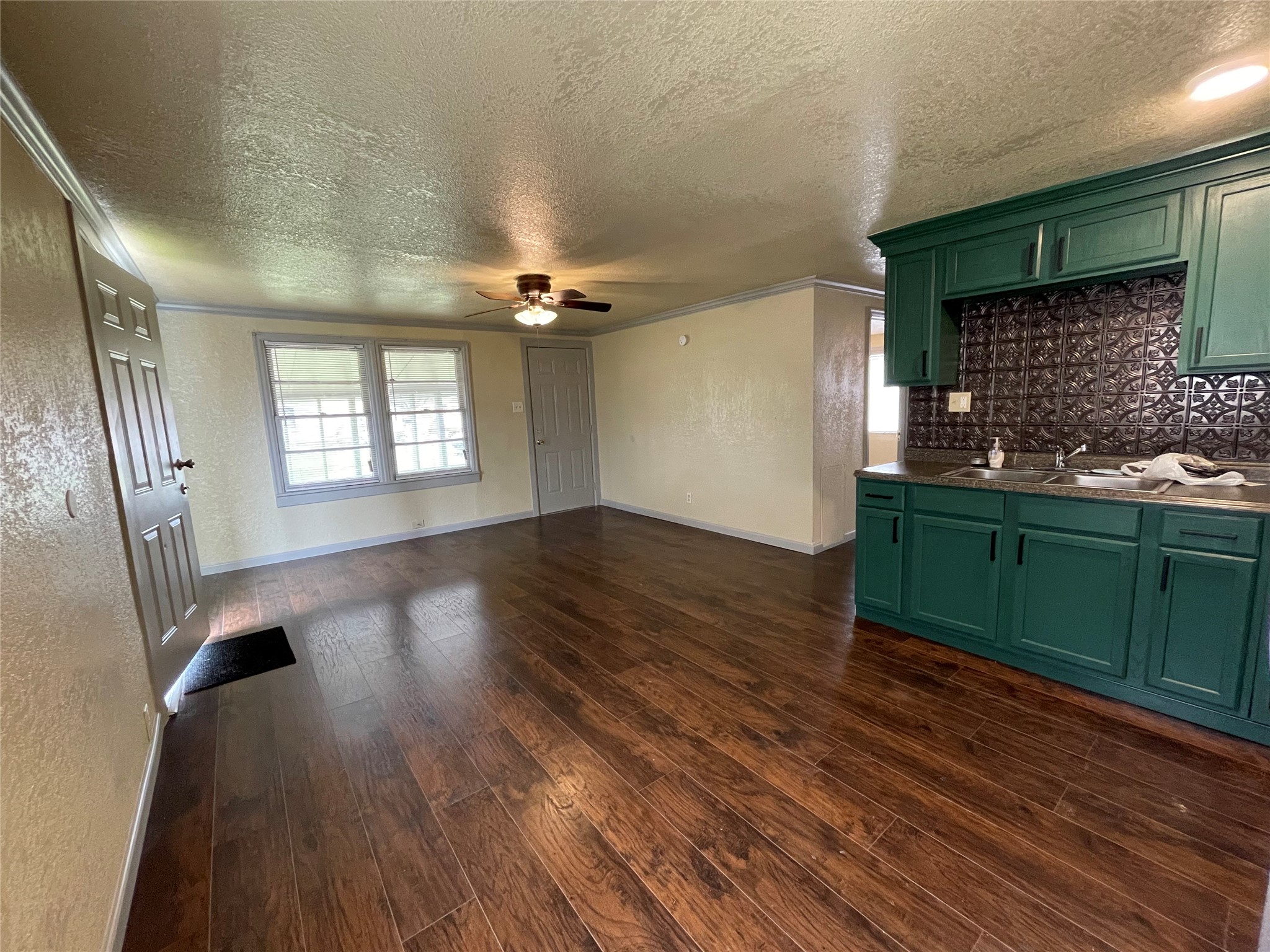 609 N Avenue D Property Photo 3
