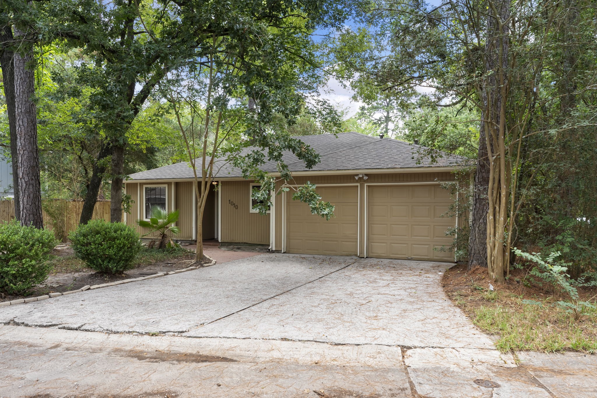 1010 E Red Cedar Circle Property Photo 2