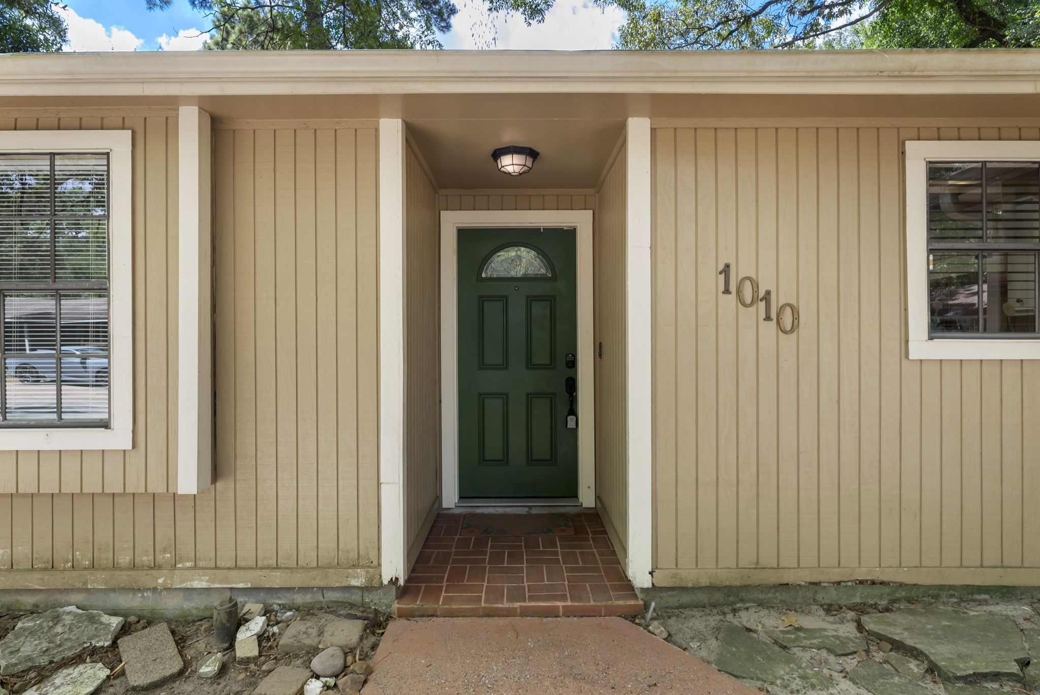 1010 E Red Cedar Circle Property Photo 4