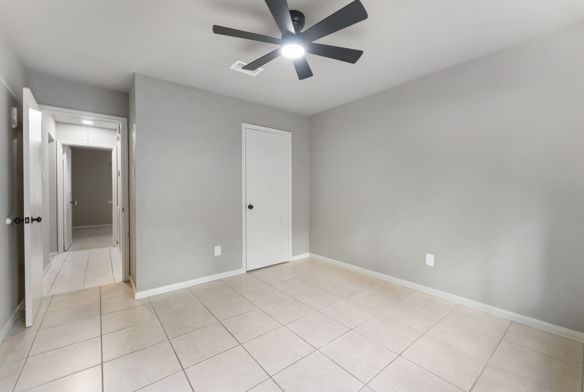 1010 E Red Cedar Circle Property Photo 9