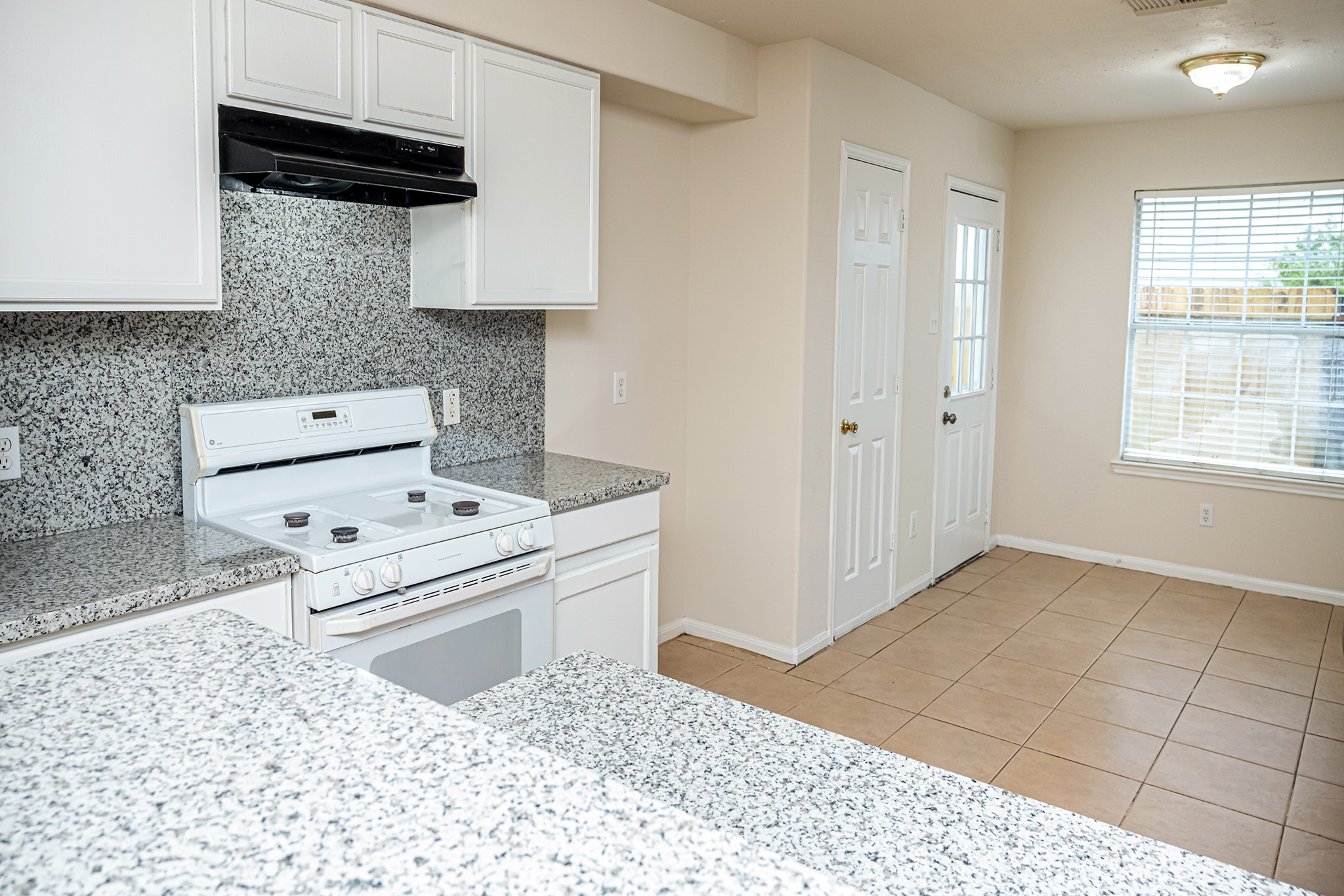 13758 Maximos Drive Property Photo 4