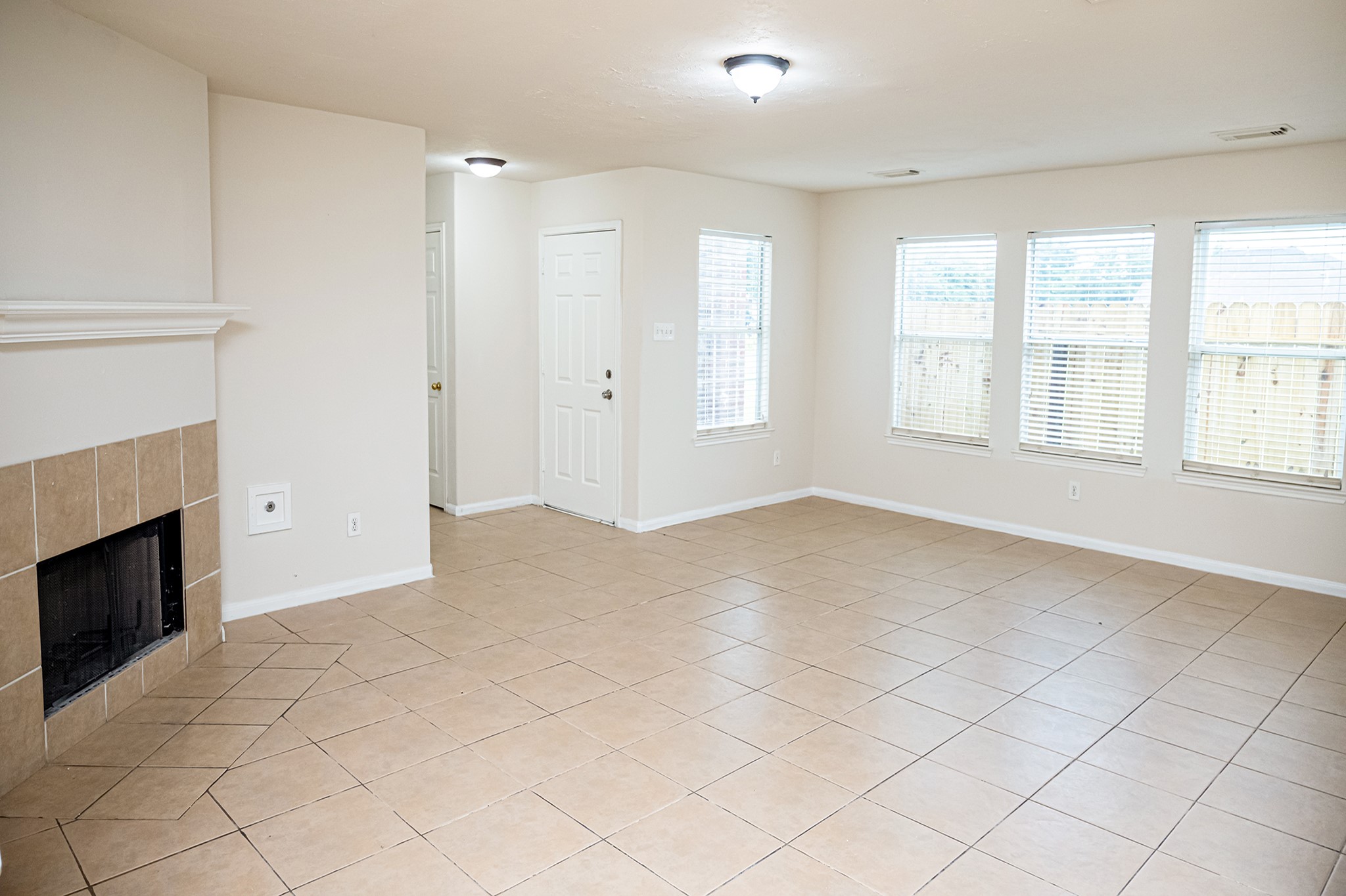 13758 Maximos Drive Property Photo 9