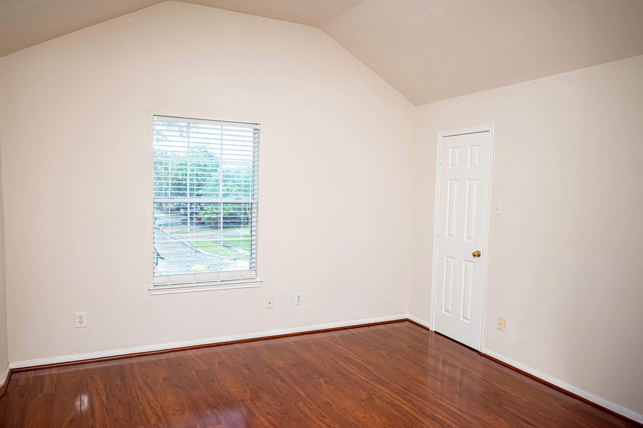 13758 Maximos Drive Property Photo 14