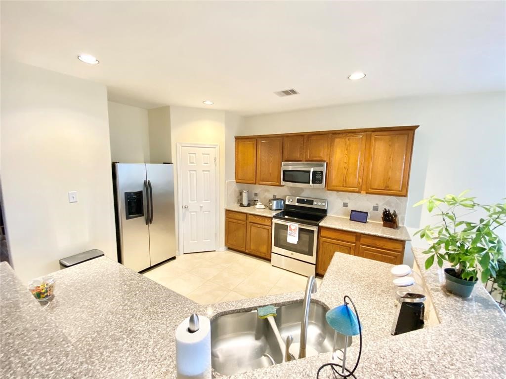 17518 Stamford Oaks Drive Property Photo 15