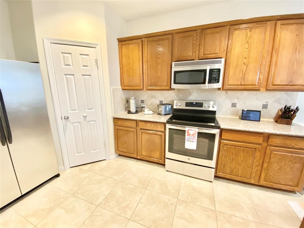 17518 Stamford Oaks Drive Property Photo 18
