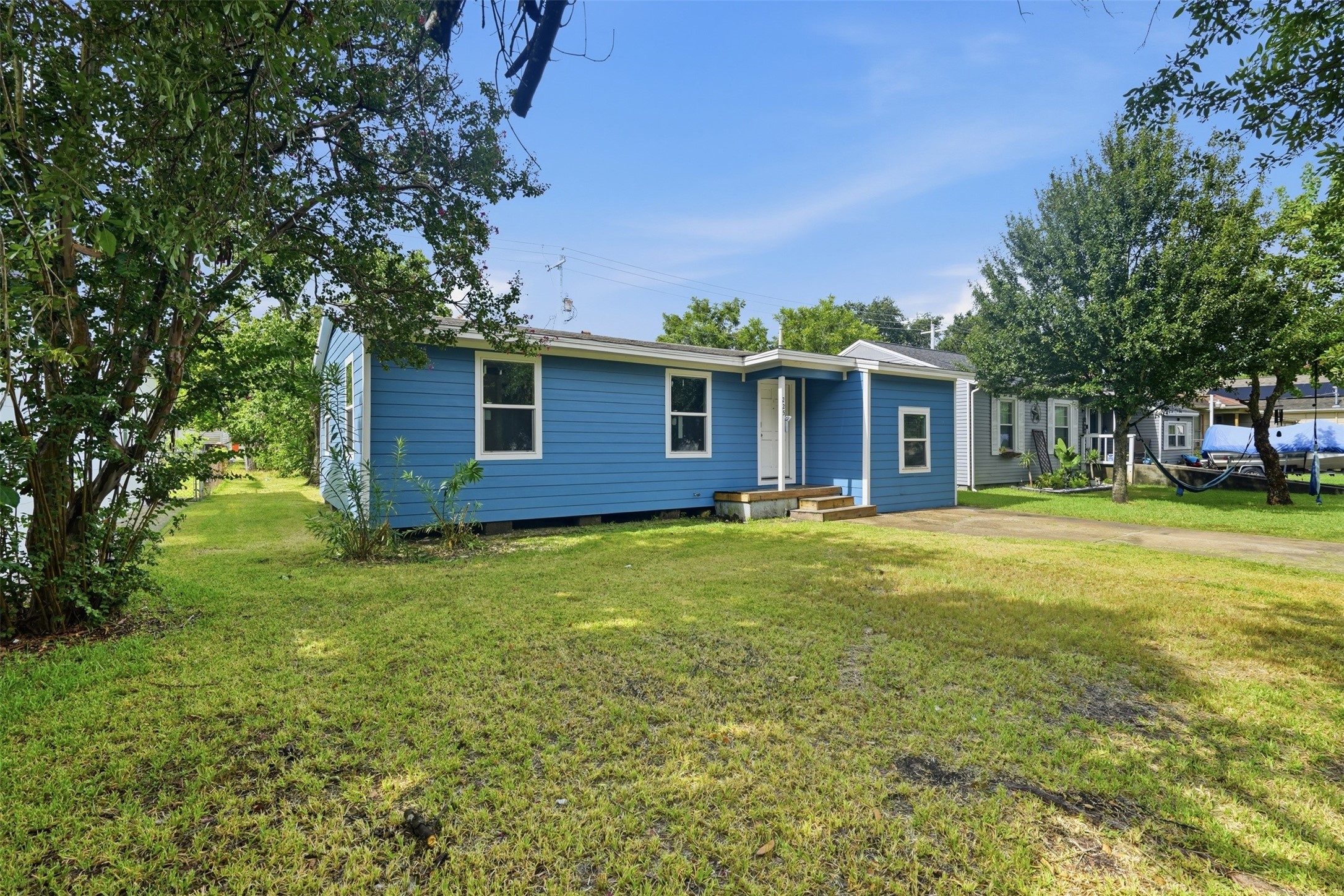 225 19th Avenue N Property Photo 3