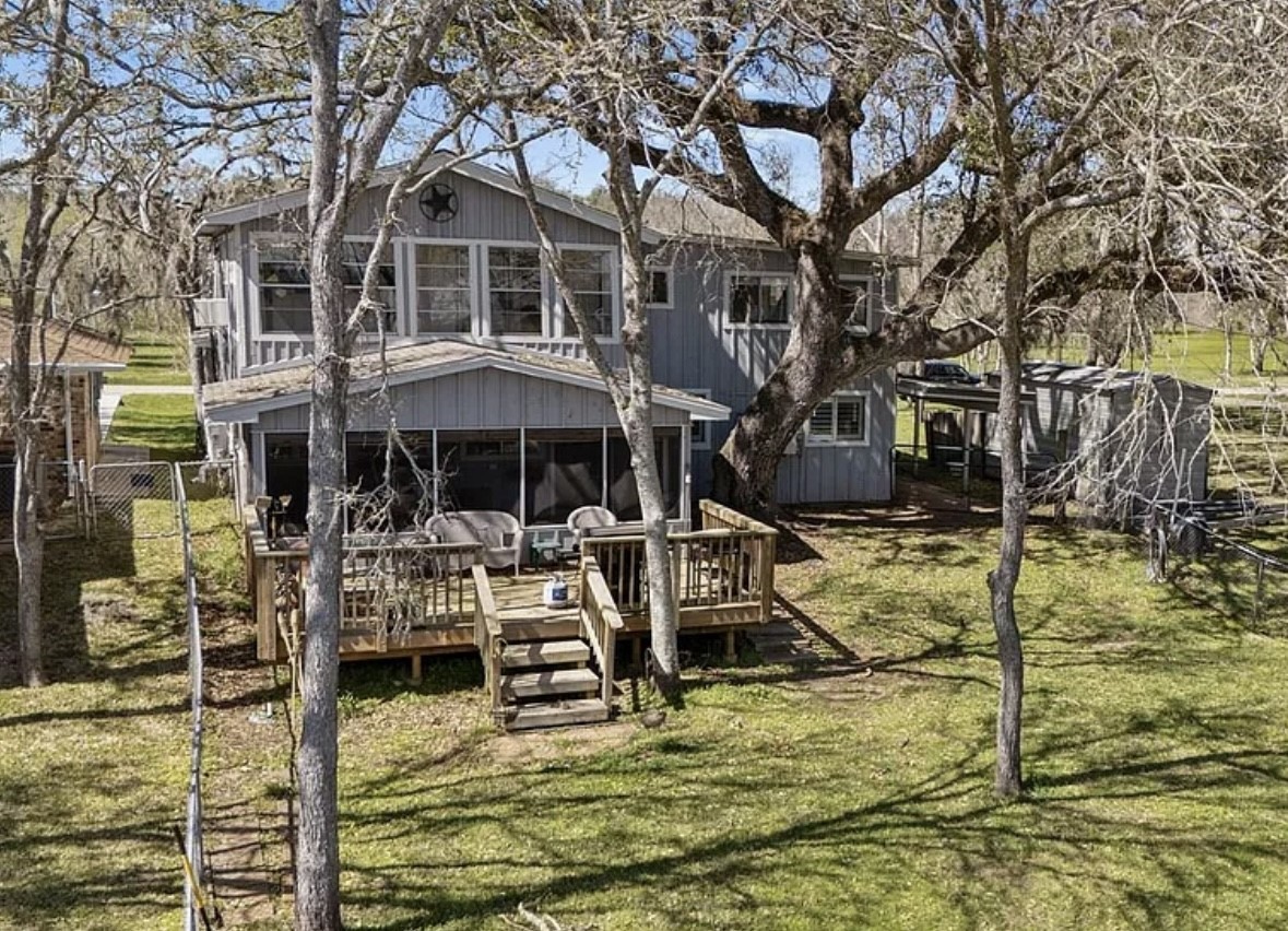 909 Private Road 652 Property Photo 1