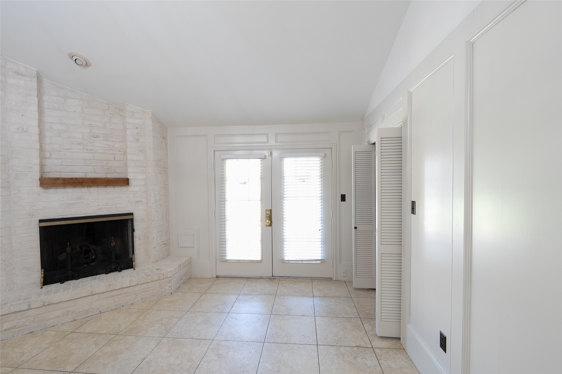 15931 Boulder Oaks Drive Property Photo 6