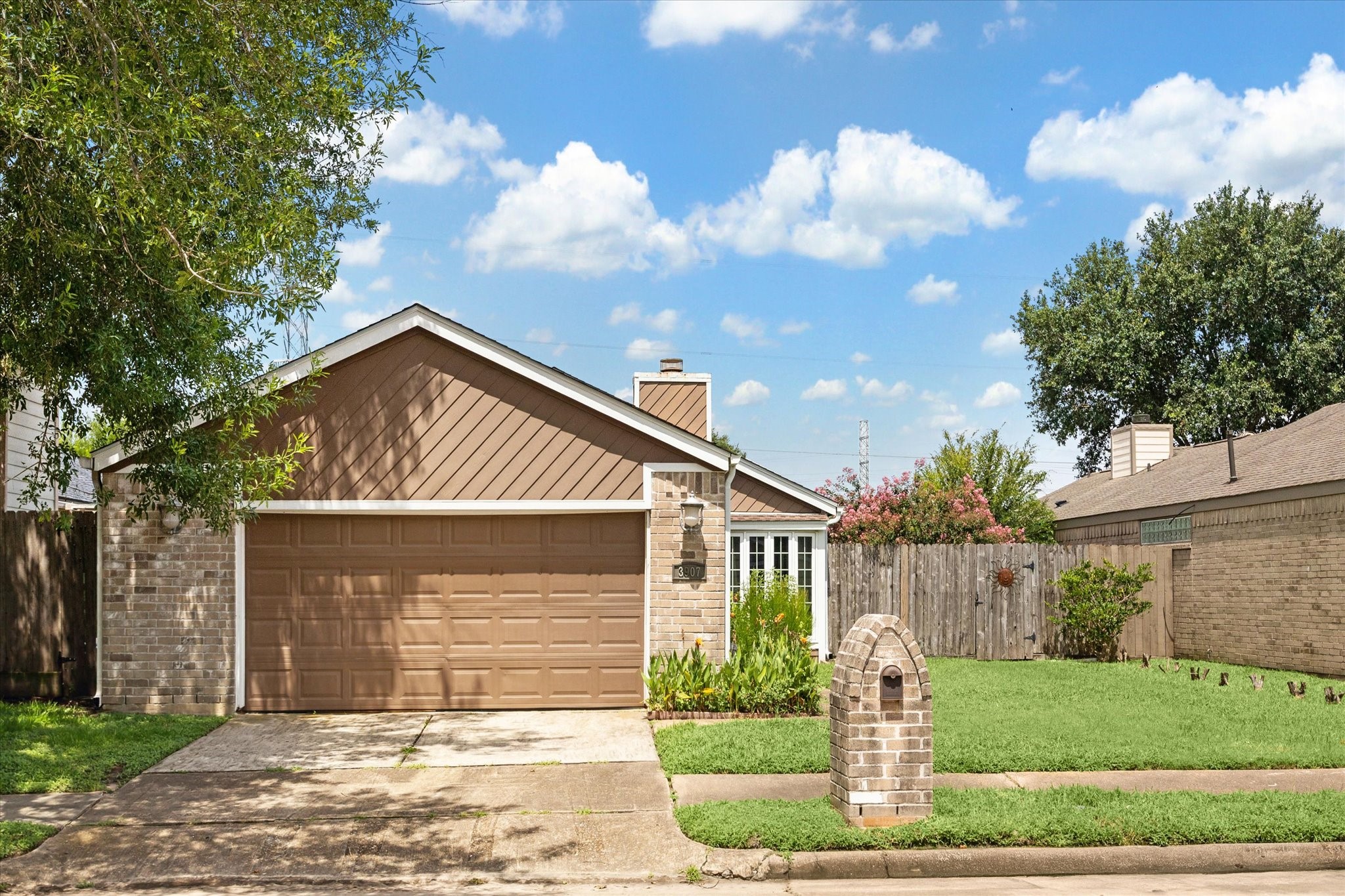 3907 Moss Tree Road Property Photo 1