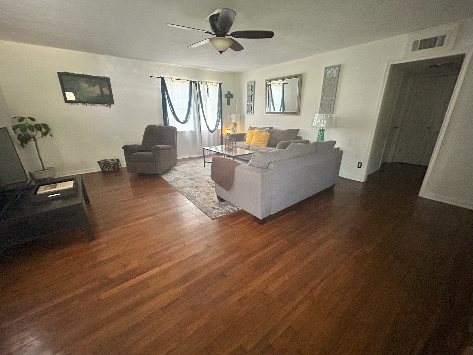 319 E Walnut Property Photo 2
