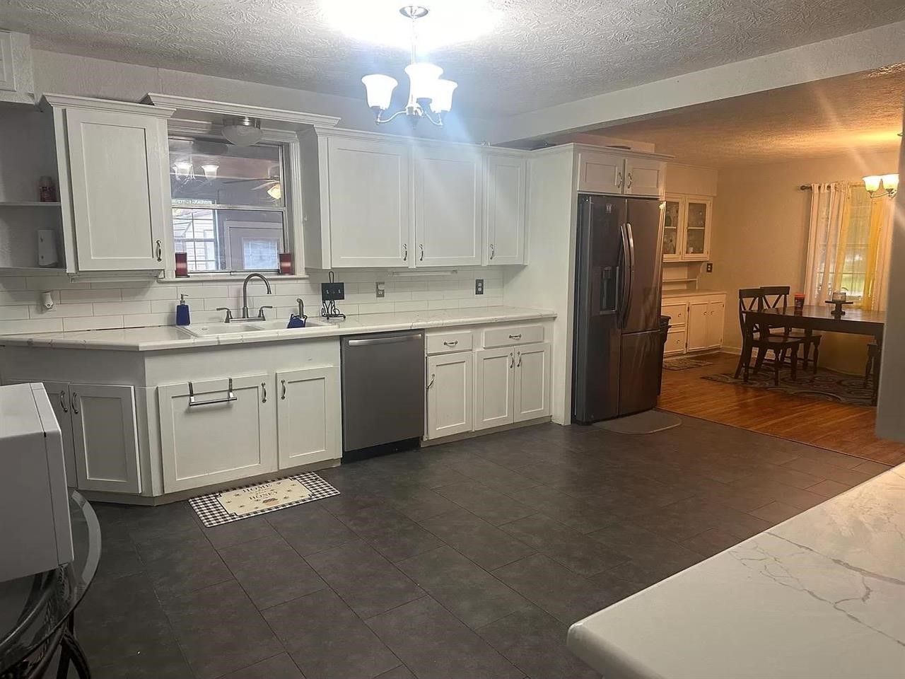 319 E Walnut Property Photo 5