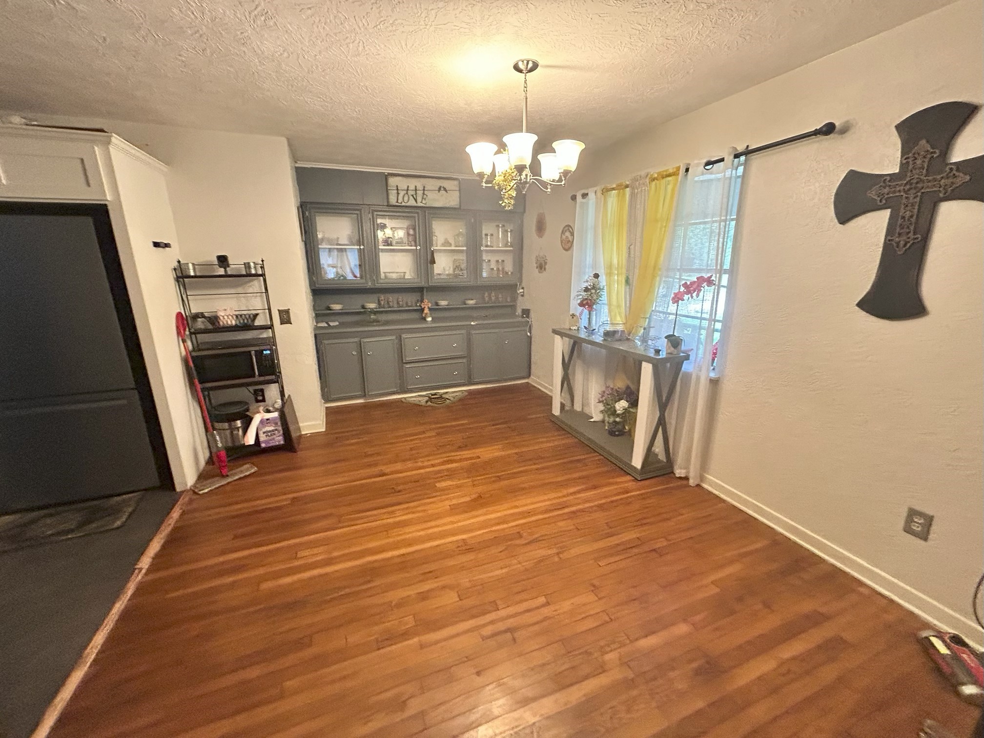 319 E Walnut Property Photo 6