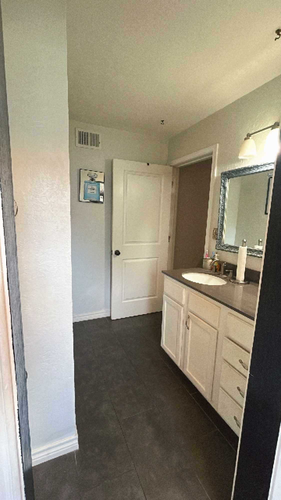 319 E Walnut Property Photo 8