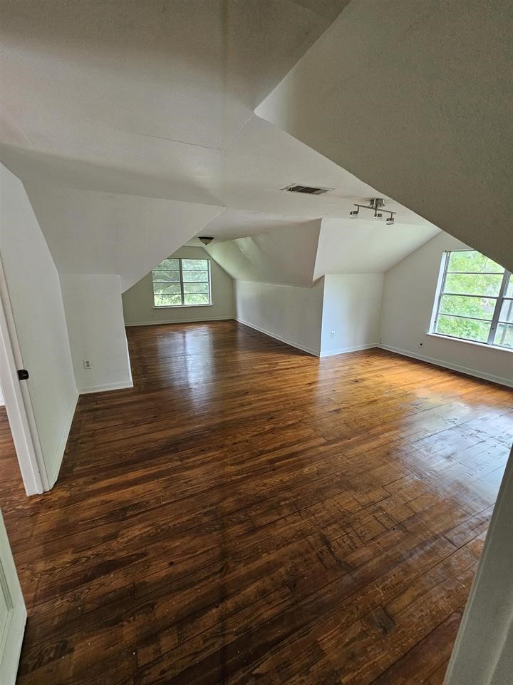 319 E Walnut Property Photo 18