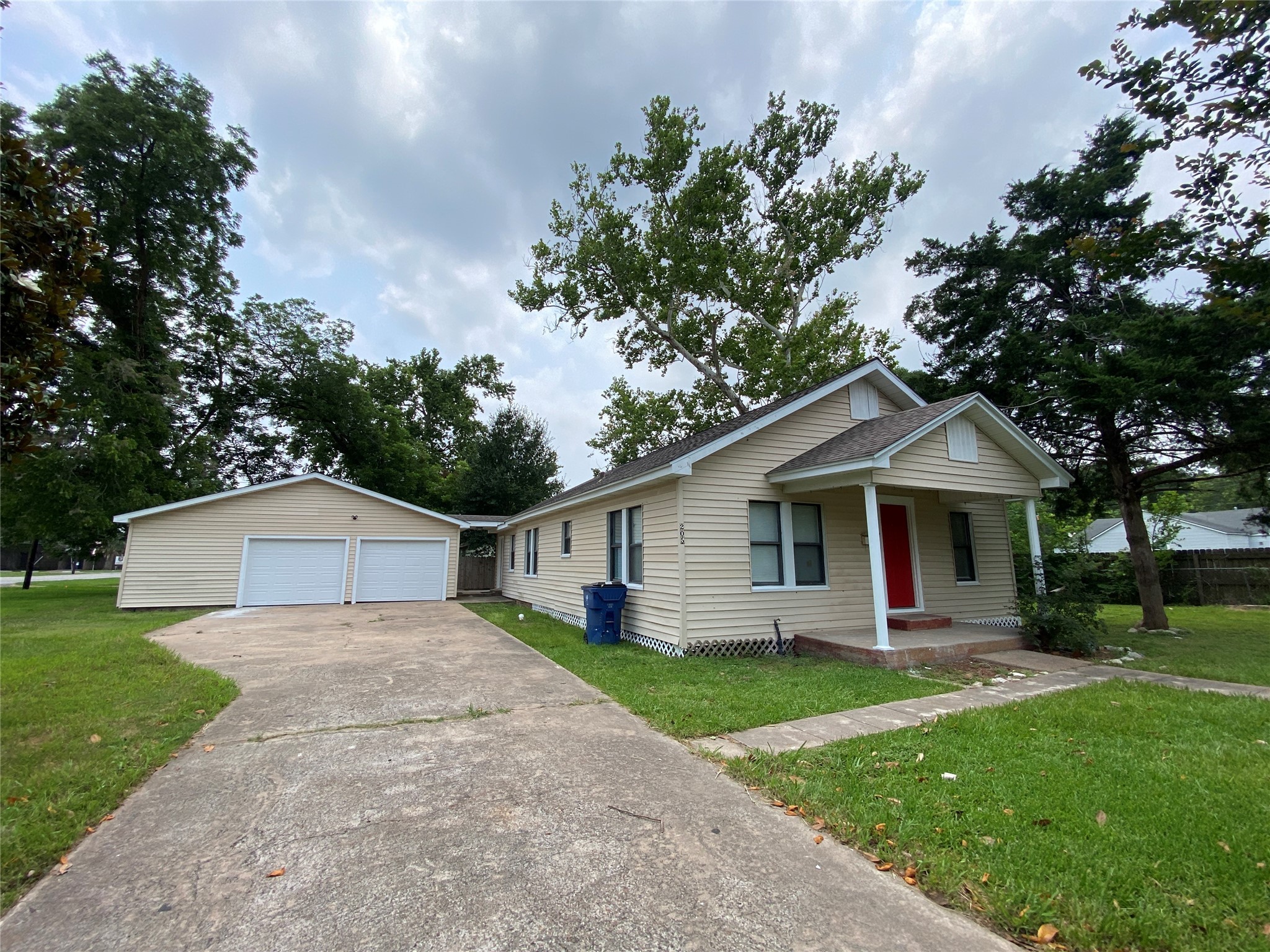 205 N Elm Street Property Photo 1
