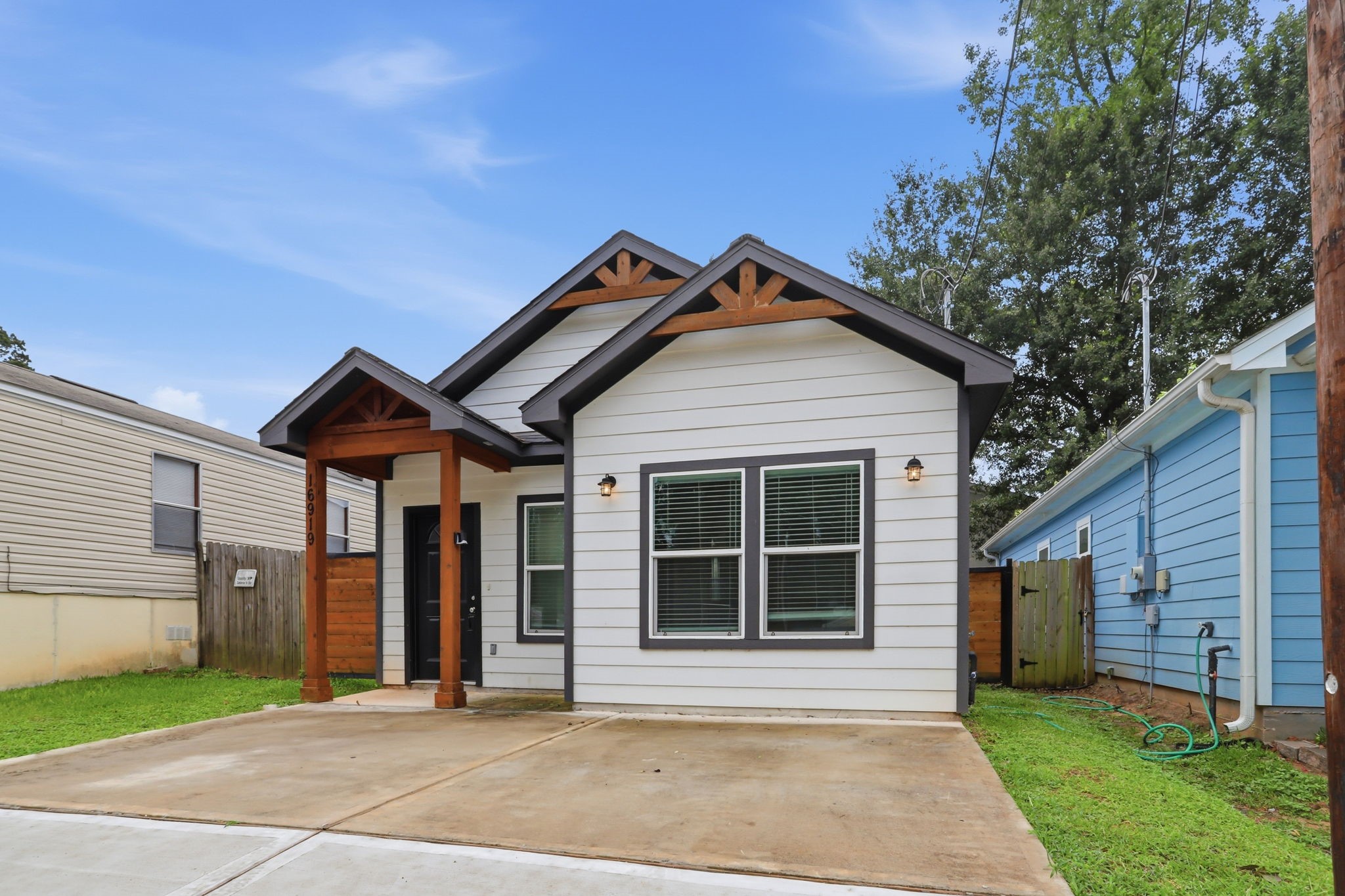 16919 Balmoral Property Photo 2