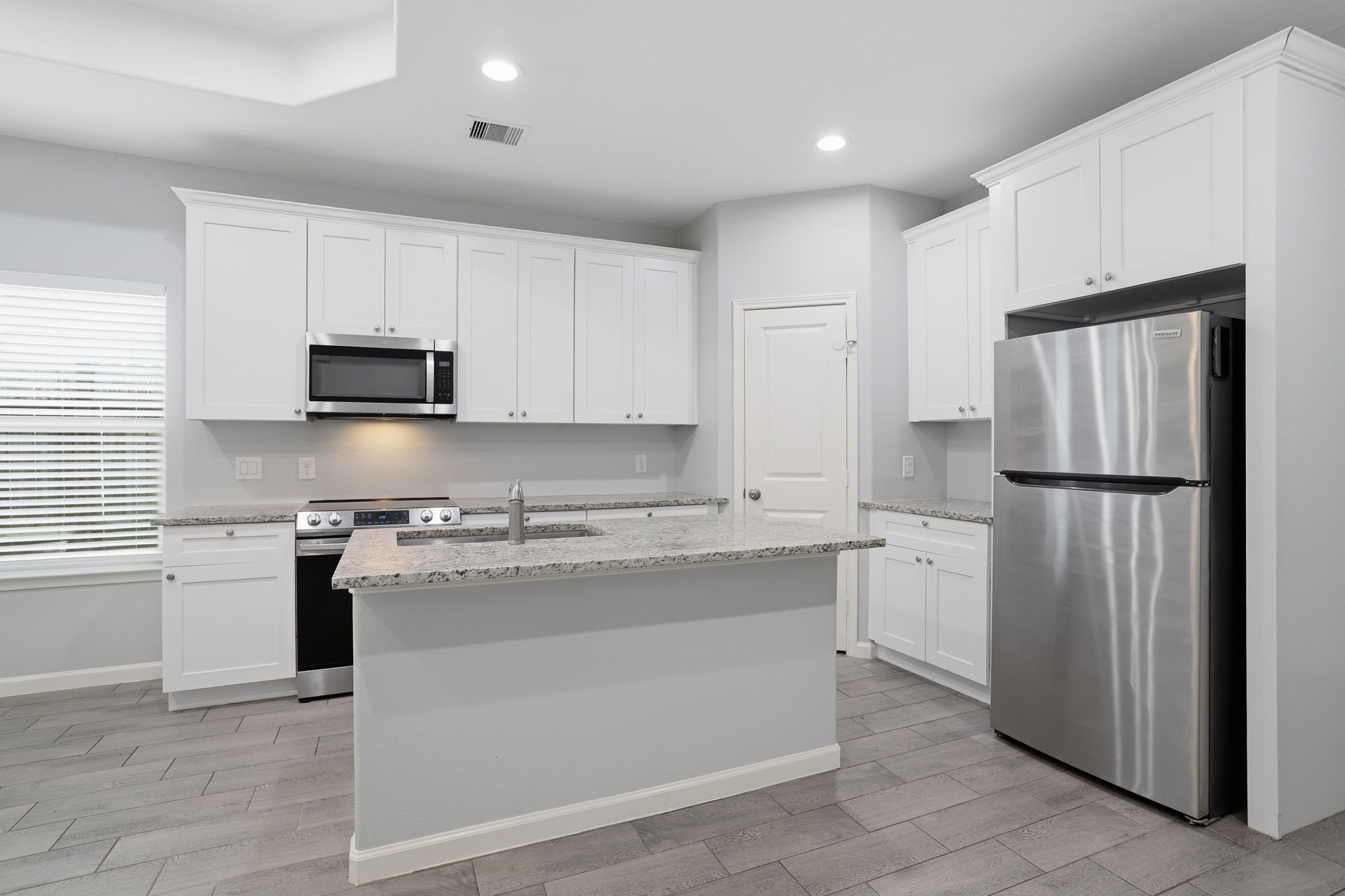 16919 Balmoral Property Photo 12