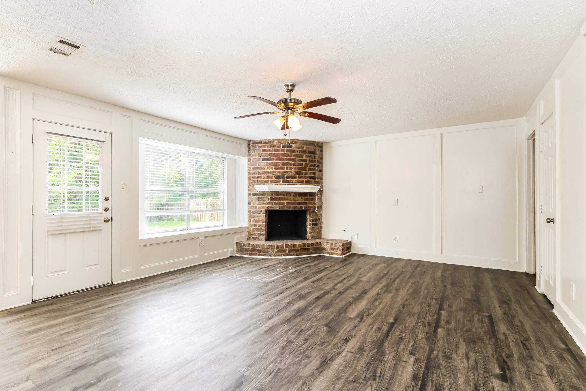 24106 Creekview Drive Property Photo 3