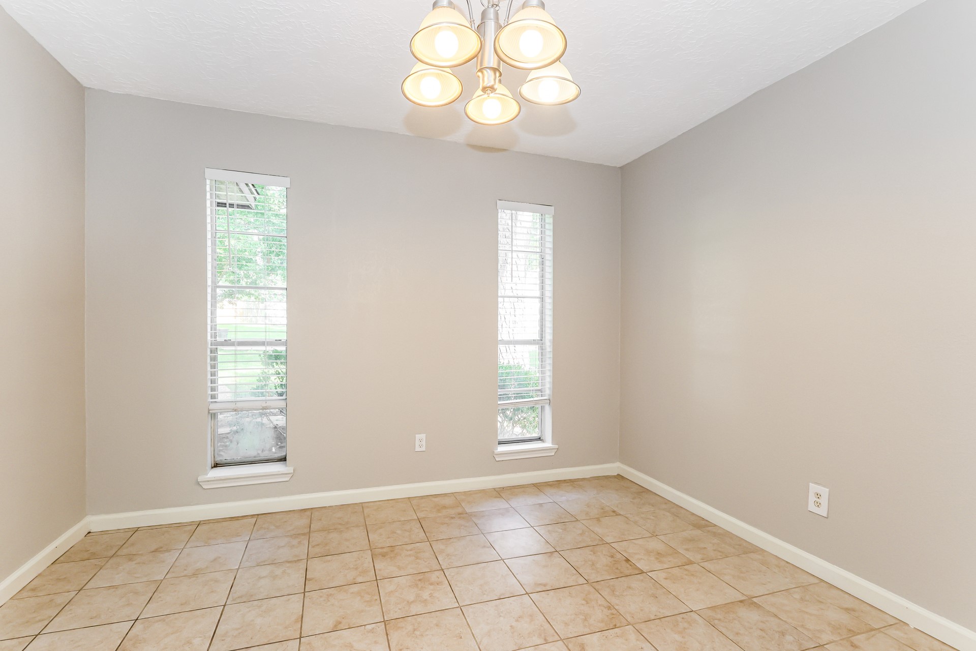24106 Creekview Drive Property Photo 6
