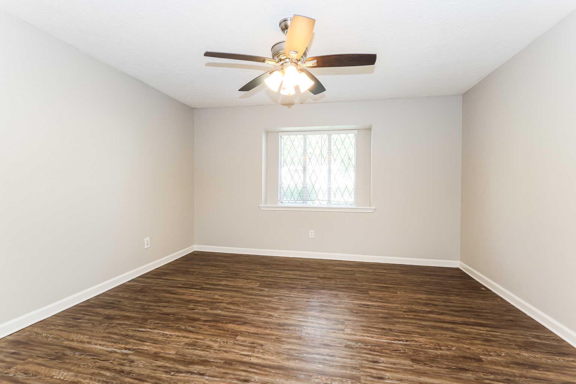 24106 Creekview Drive Property Photo 10