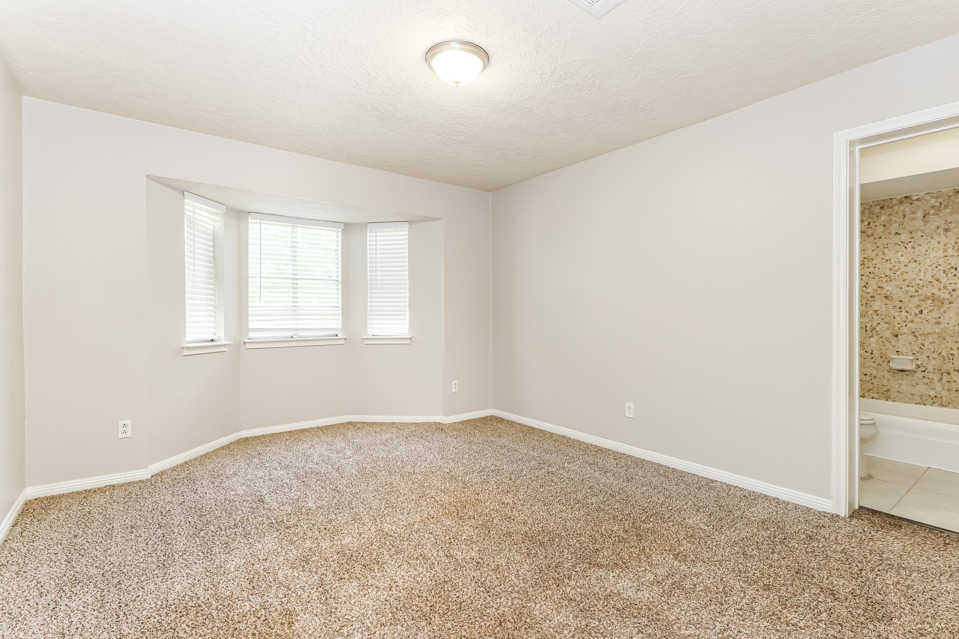 24106 Creekview Drive Property Photo 13