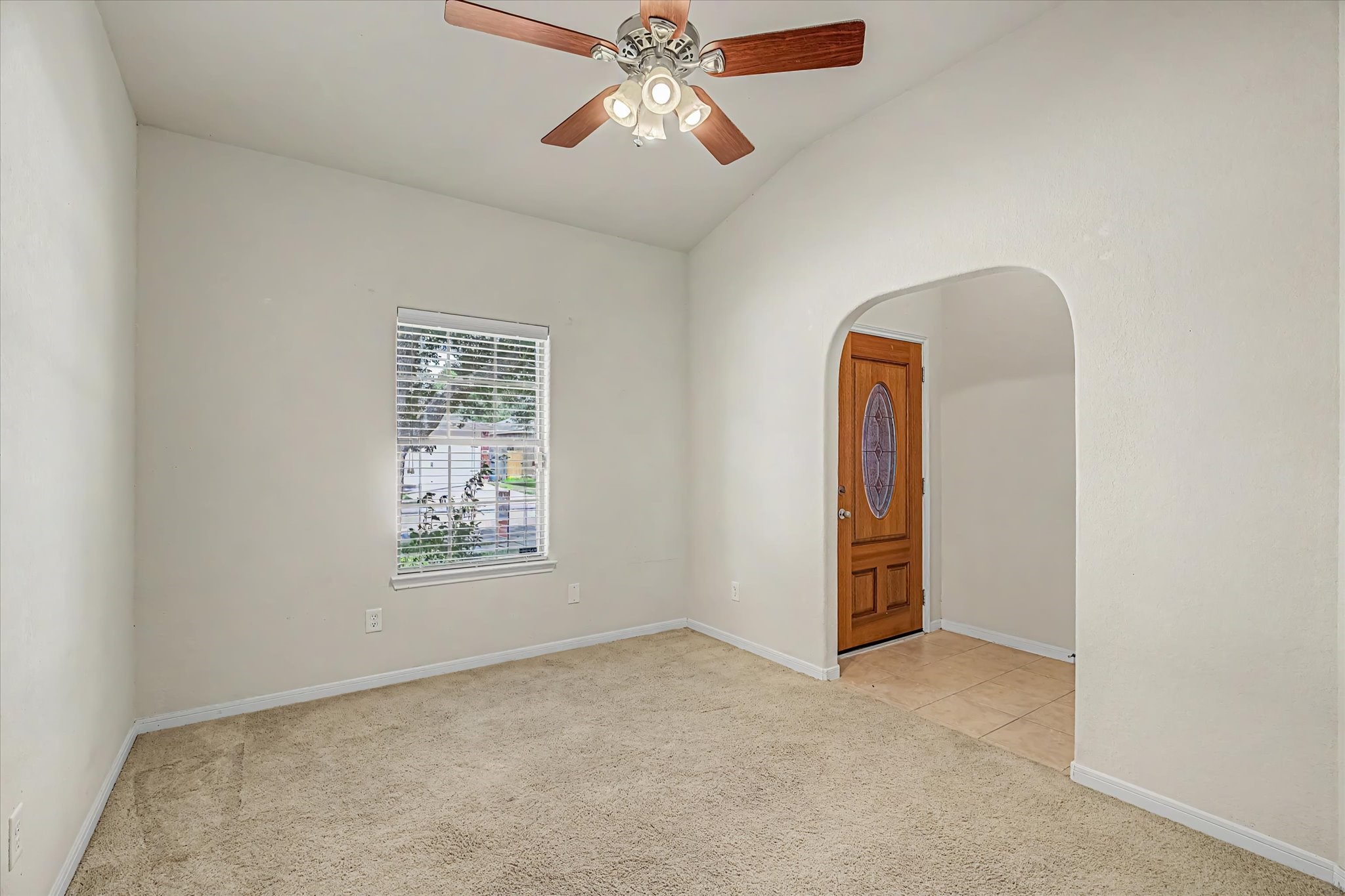623 W Newport Bend Property Photo 6