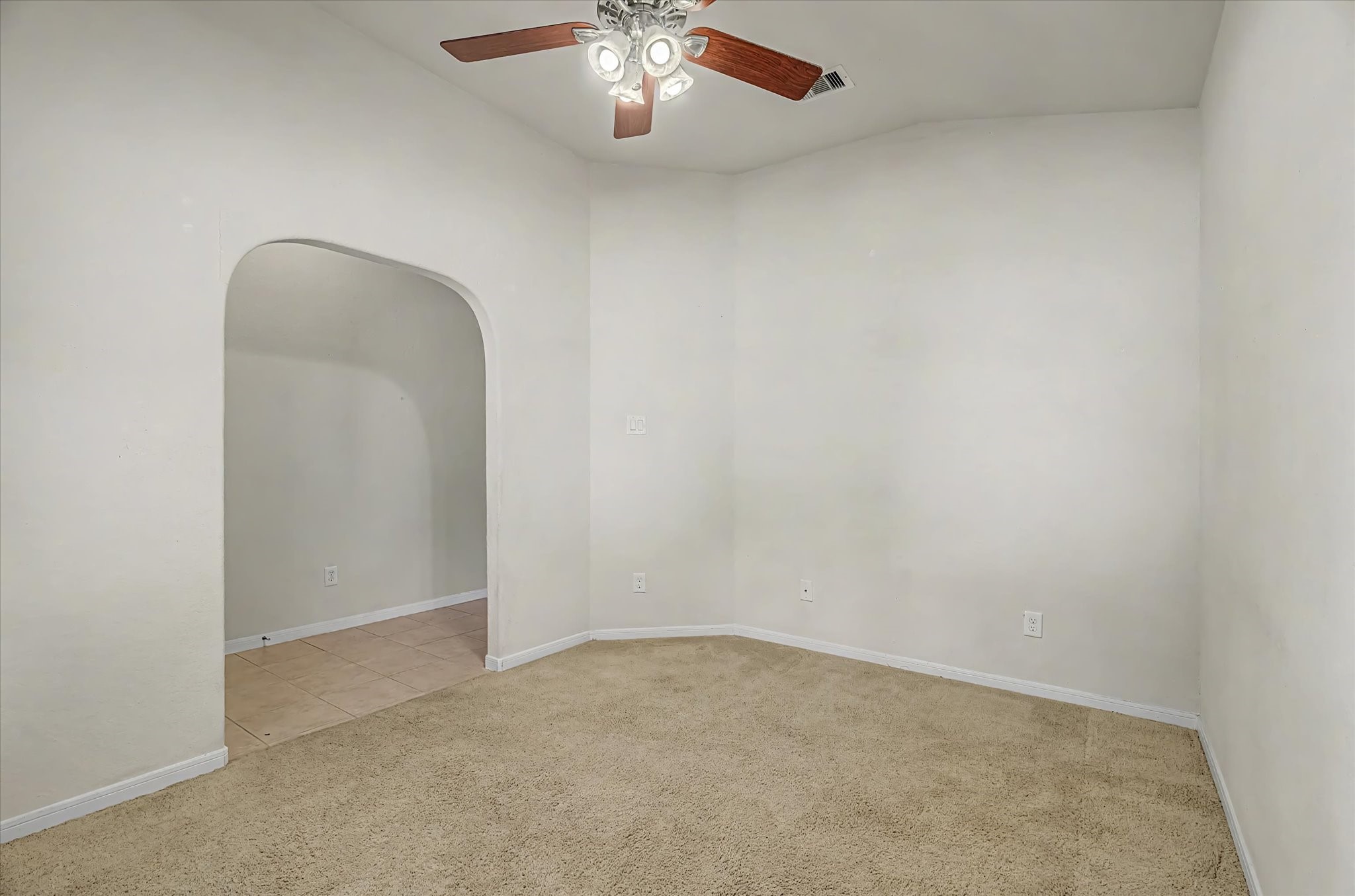 623 W Newport Bend Property Photo 7