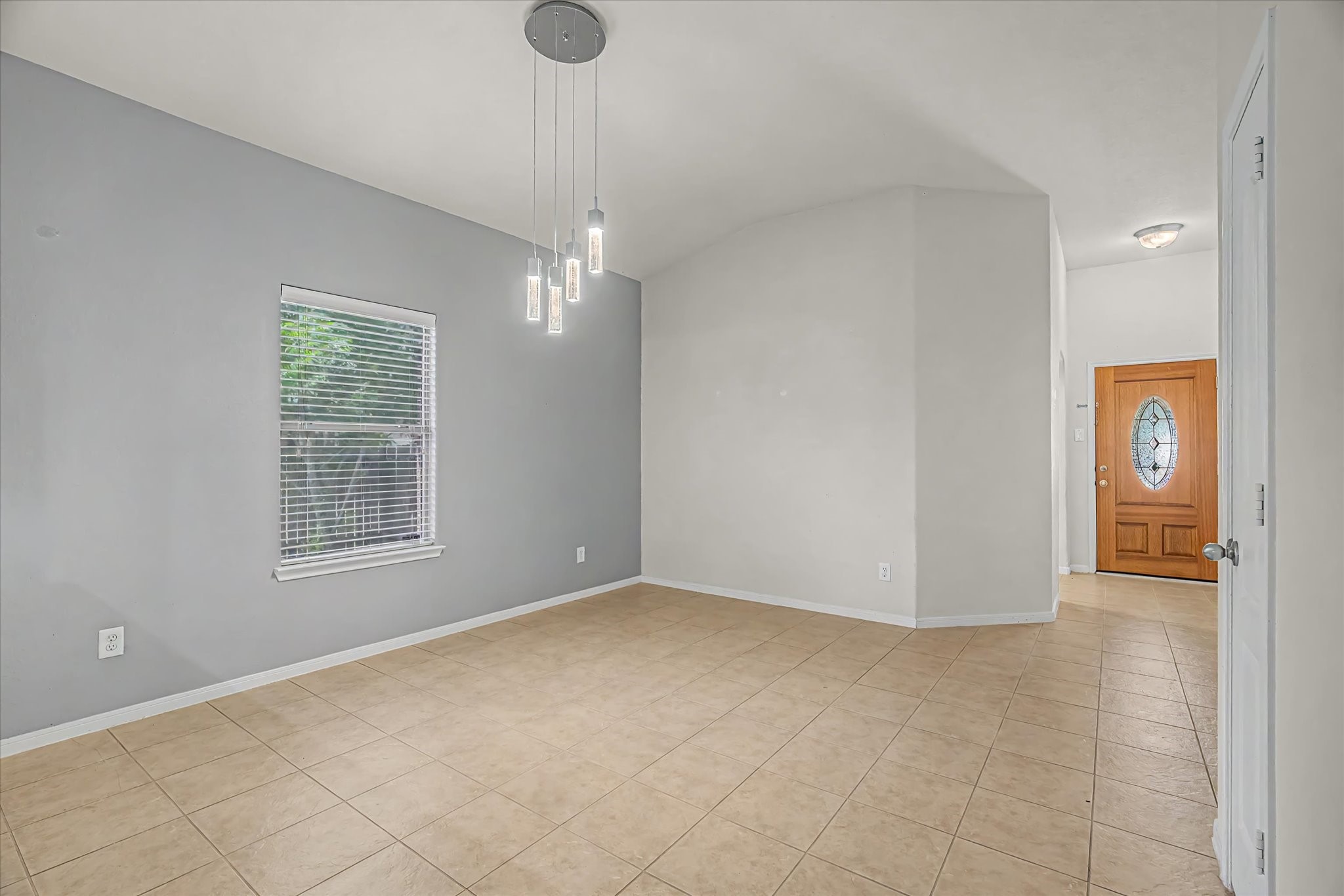 623 W Newport Bend Property Photo 8