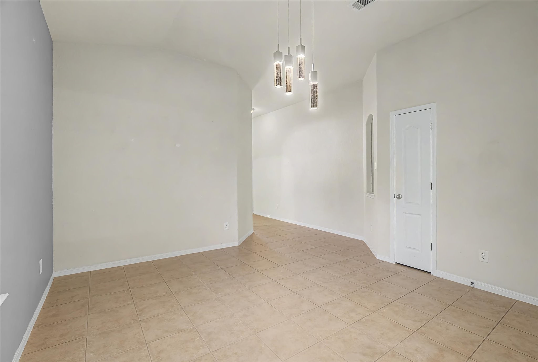 623 W Newport Bend Property Photo 9