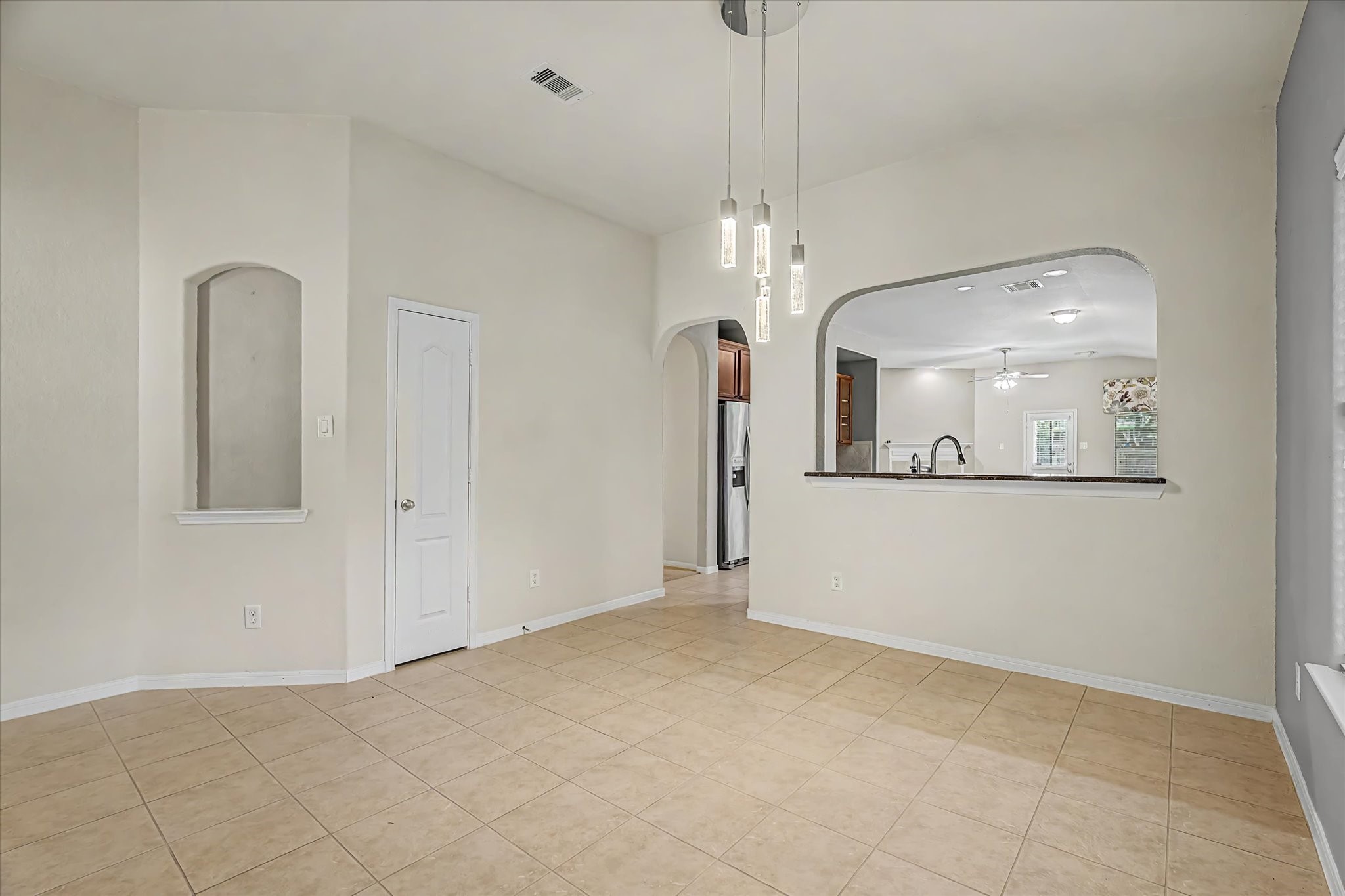 623 W Newport Bend Property Photo 10