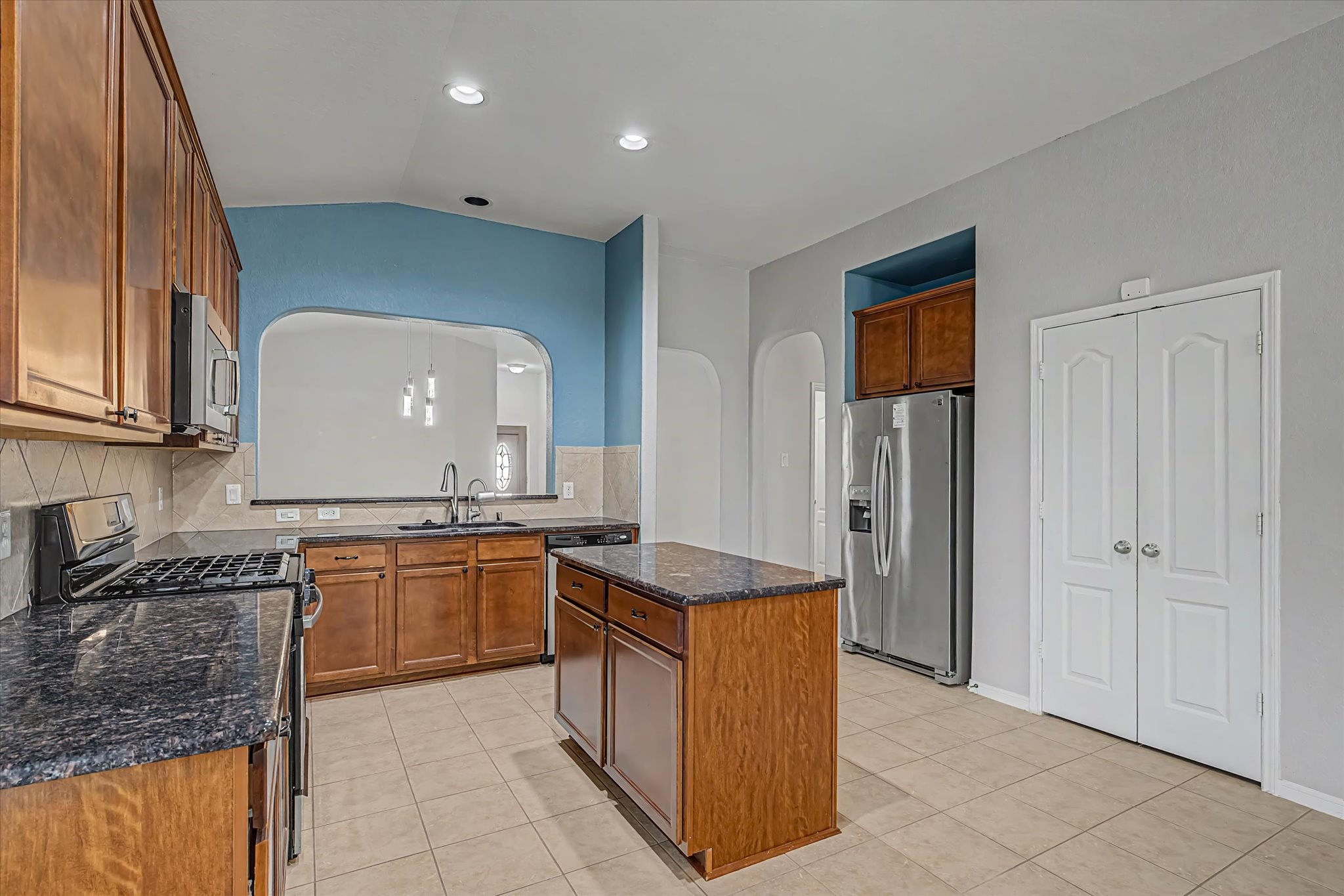 623 W Newport Bend Property Photo 13