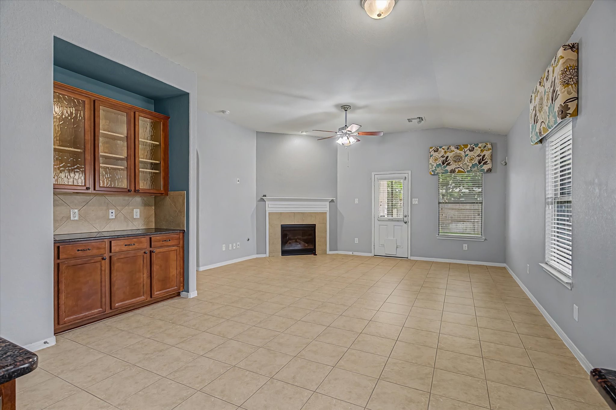 623 W Newport Bend Property Photo 18