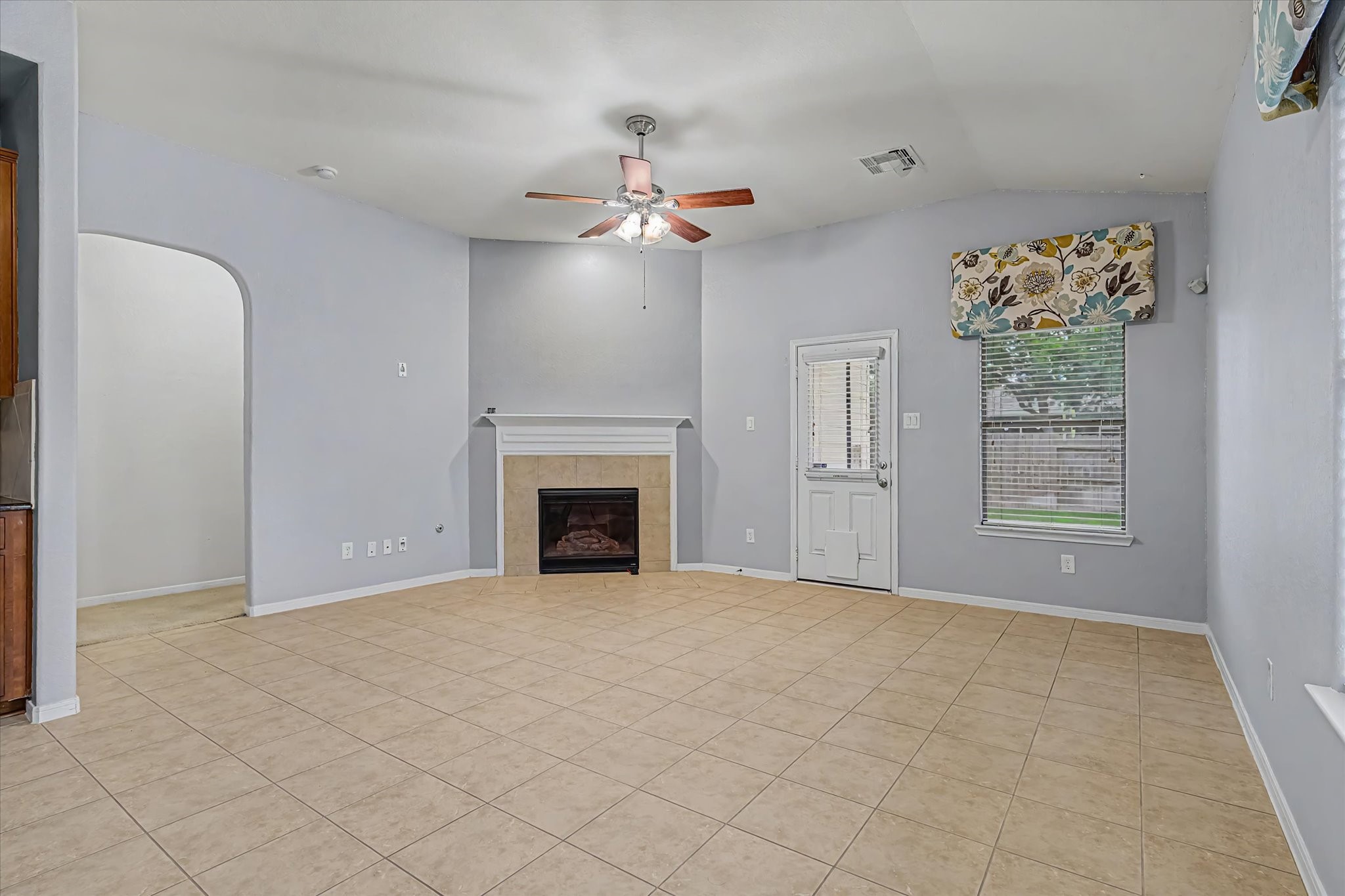 623 W Newport Bend Property Photo 19