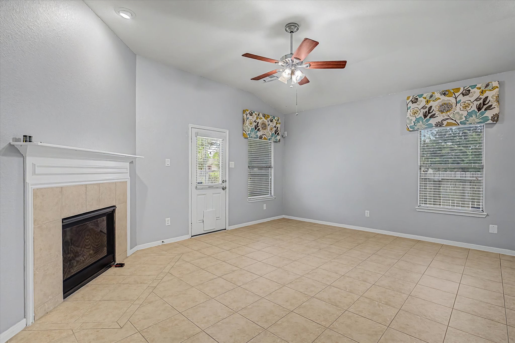 623 W Newport Bend Property Photo 21