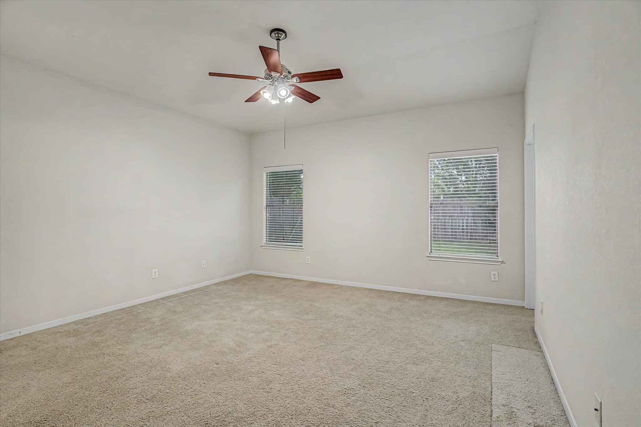 623 W Newport Bend Property Photo 22