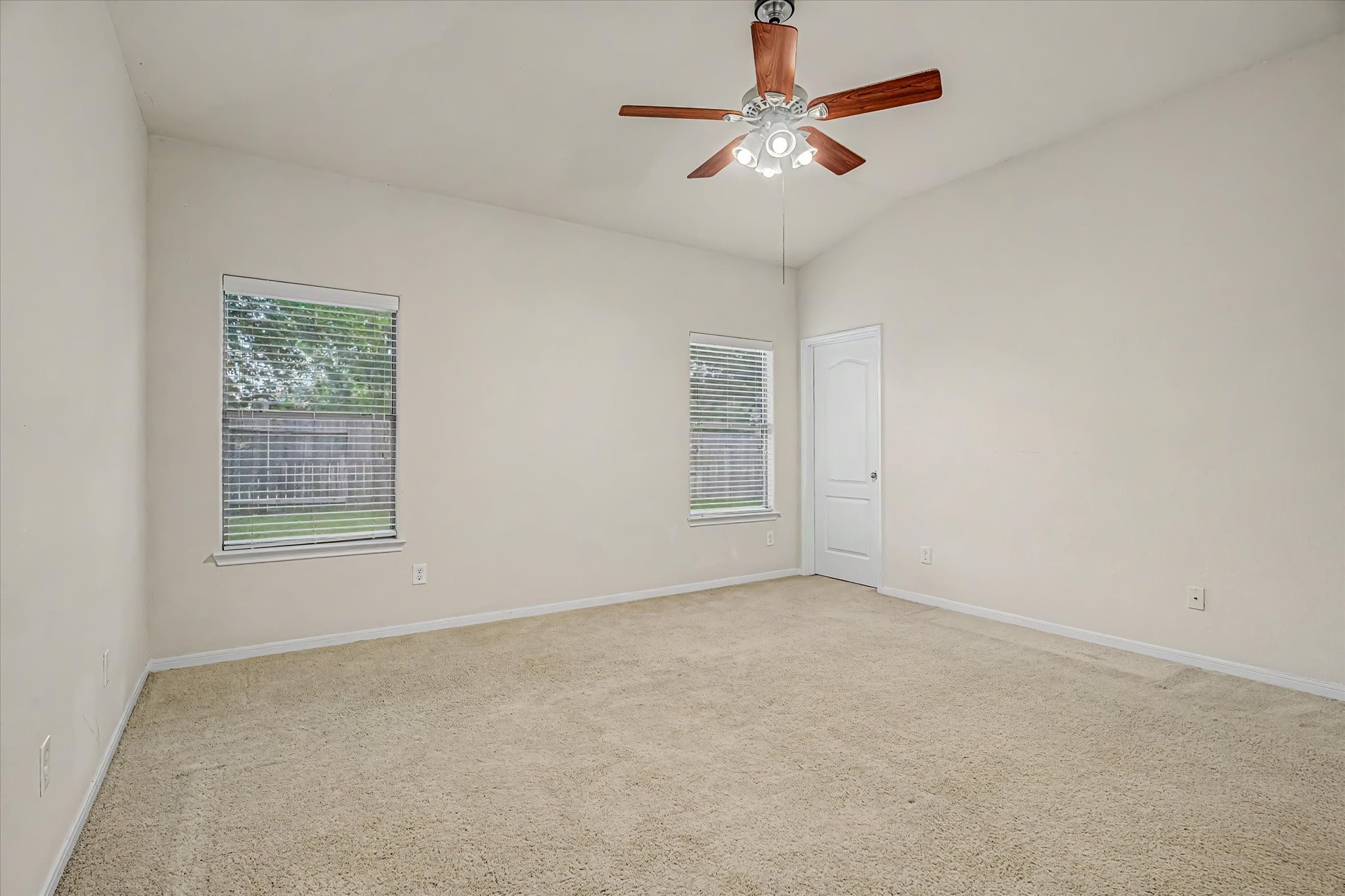 623 W Newport Bend Property Photo 23