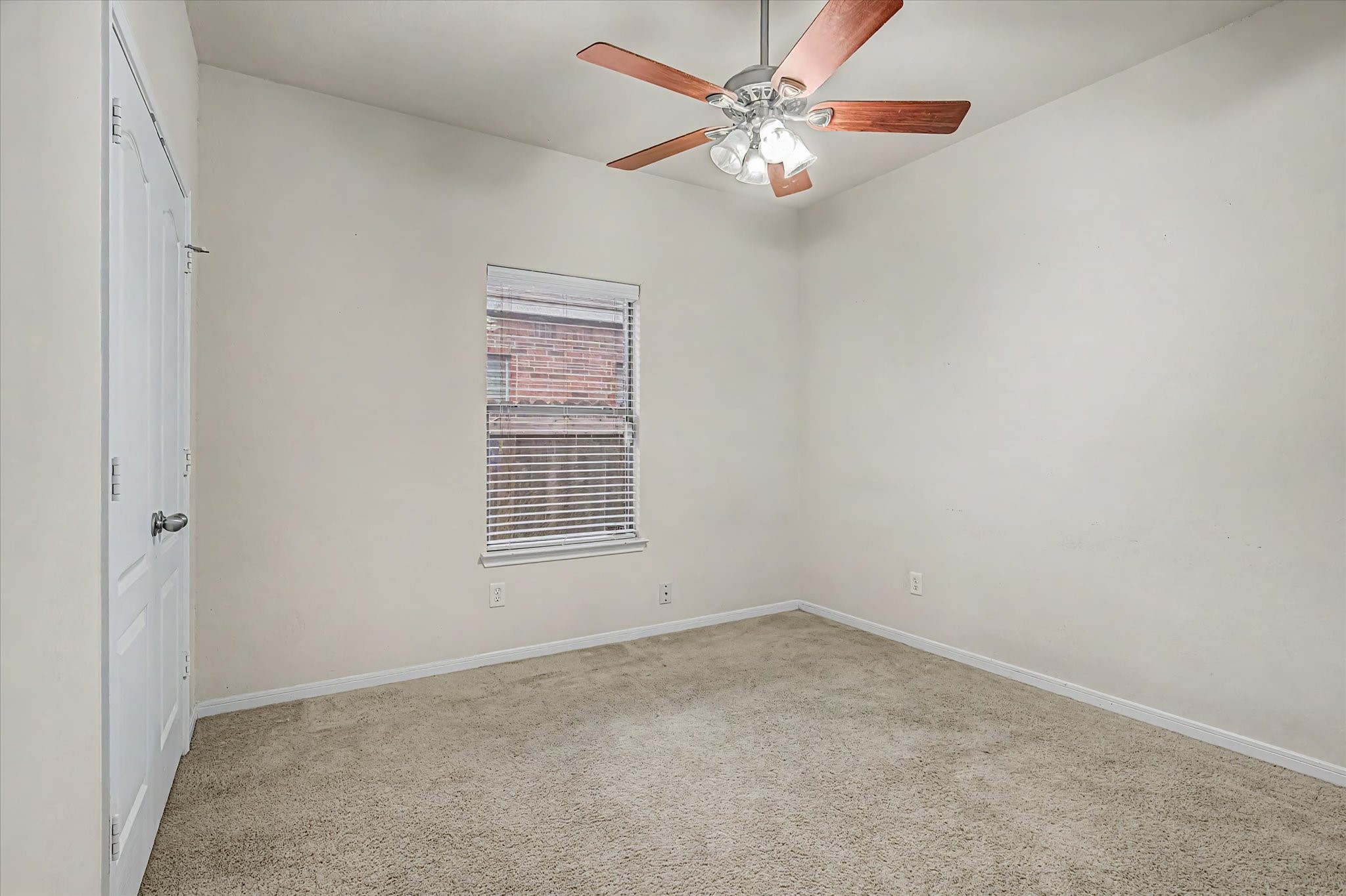 623 W Newport Bend Property Photo 32
