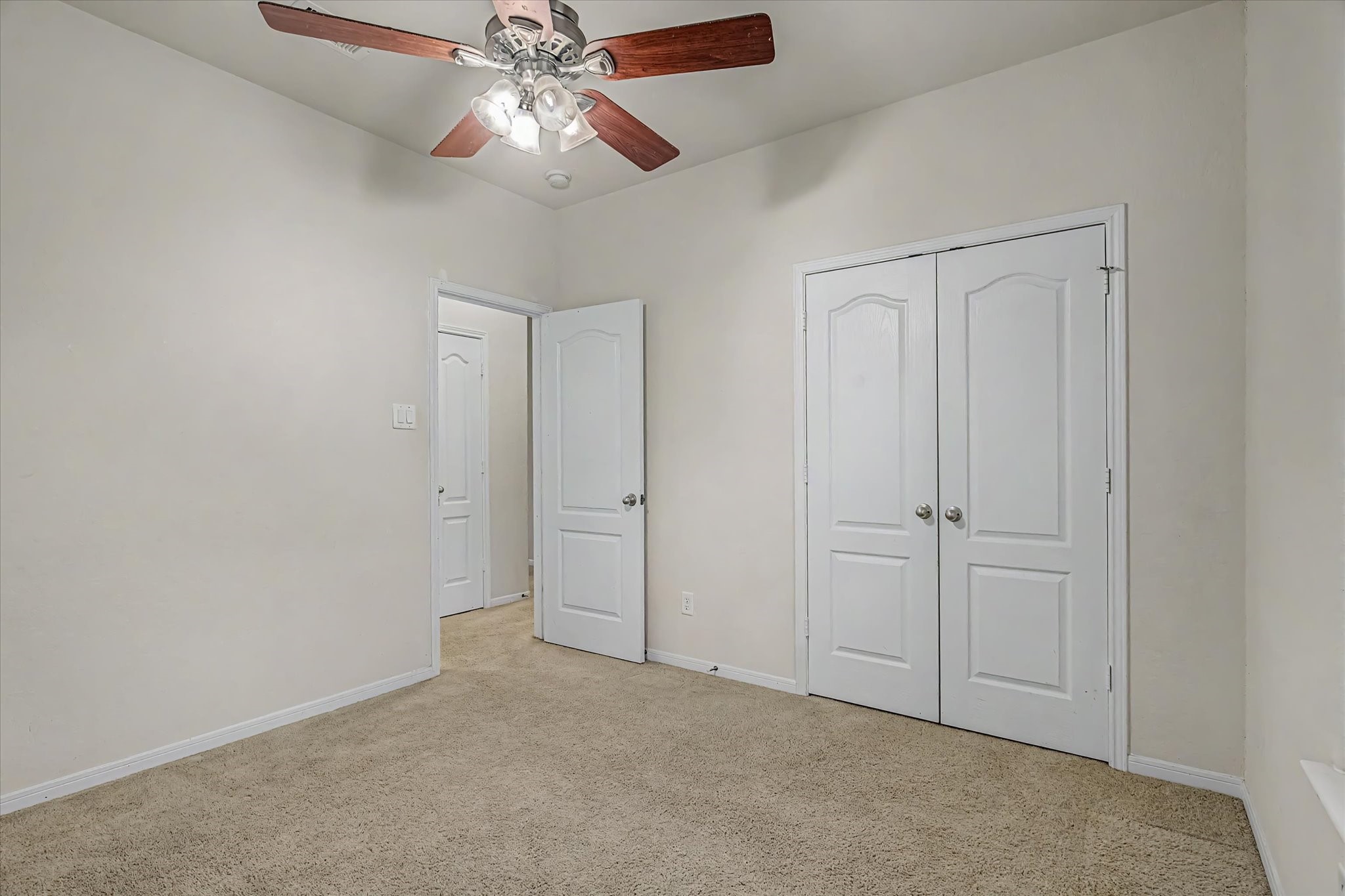 623 W Newport Bend Property Photo 33