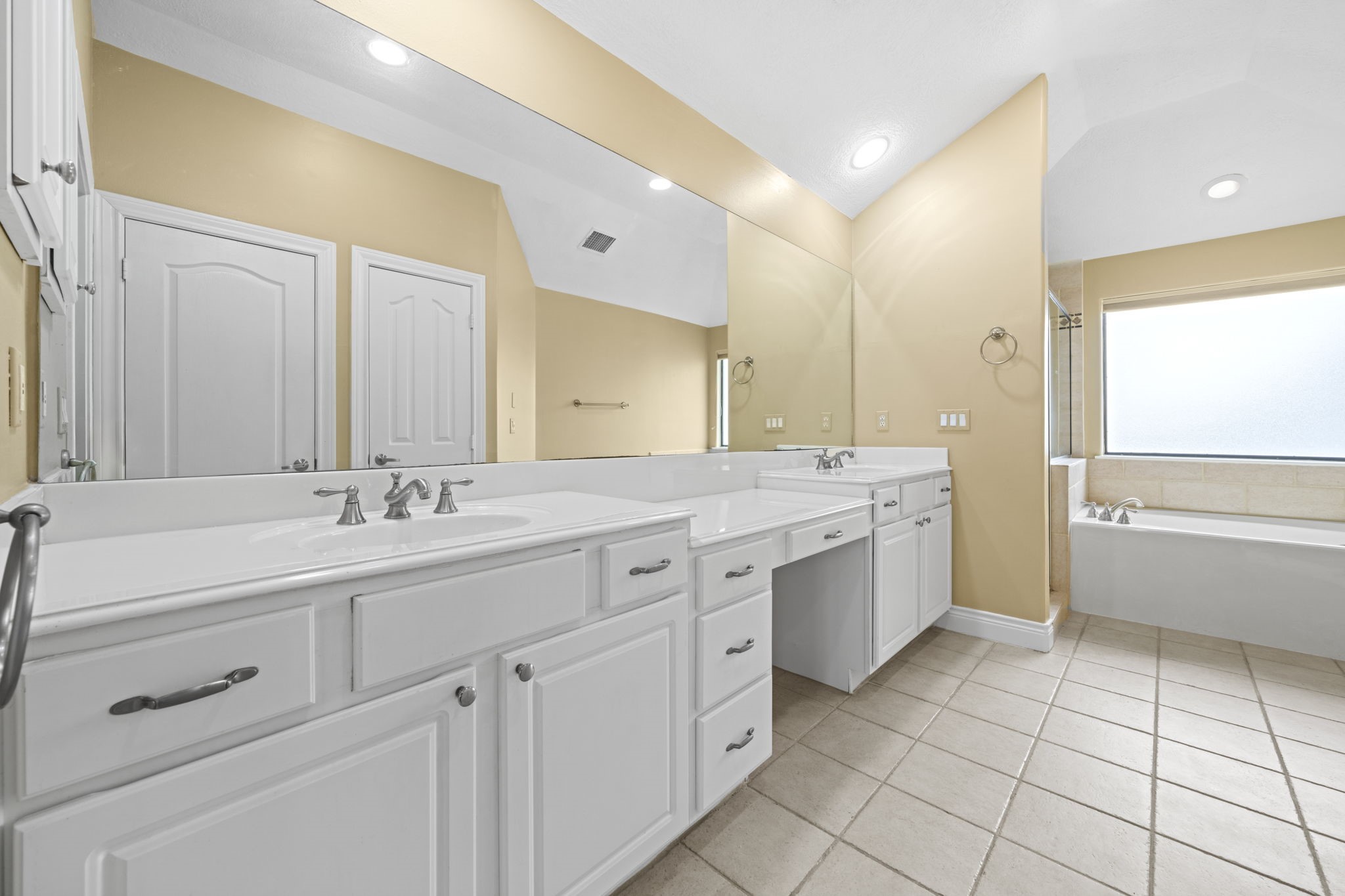 2604 Chenevert Street Property Photo 32