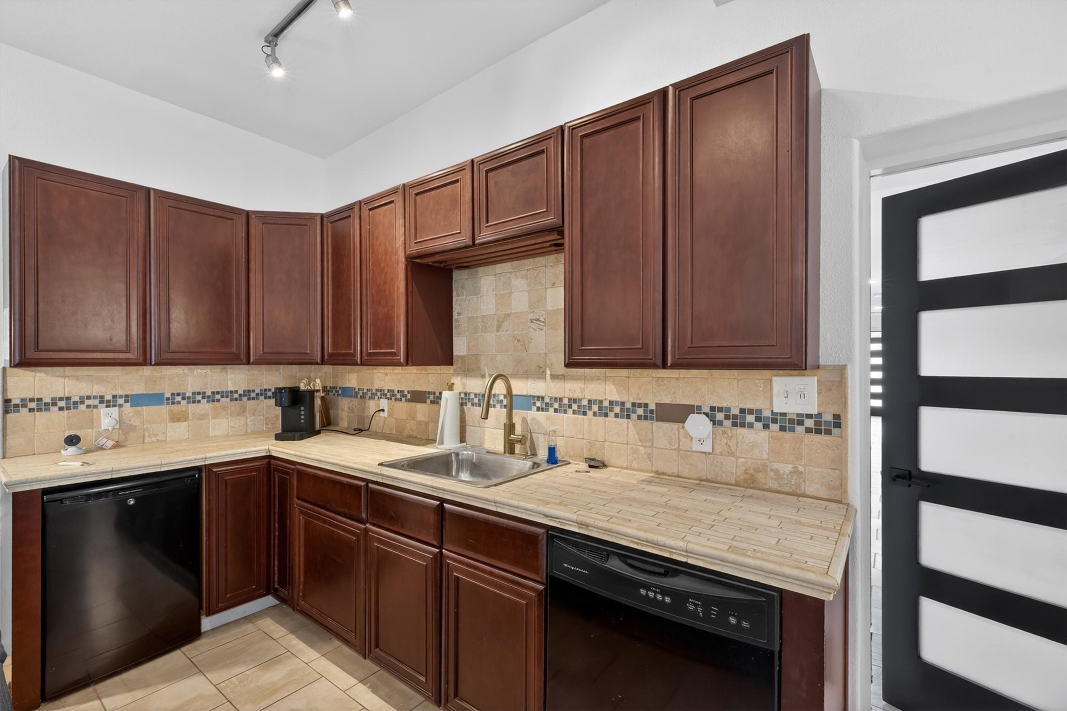 2219 Sealy Street Property Photo 24