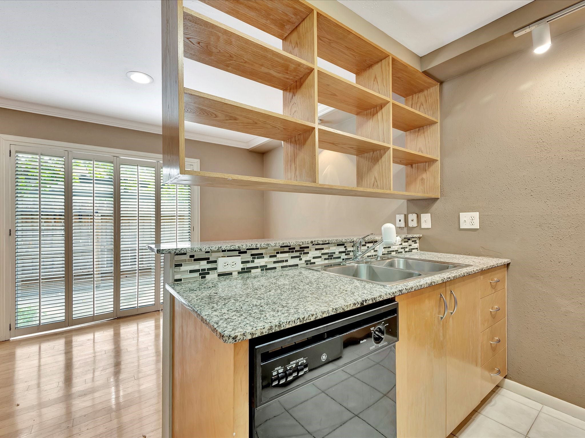 1601 S Shepherd Drive 19 Property Photo 14