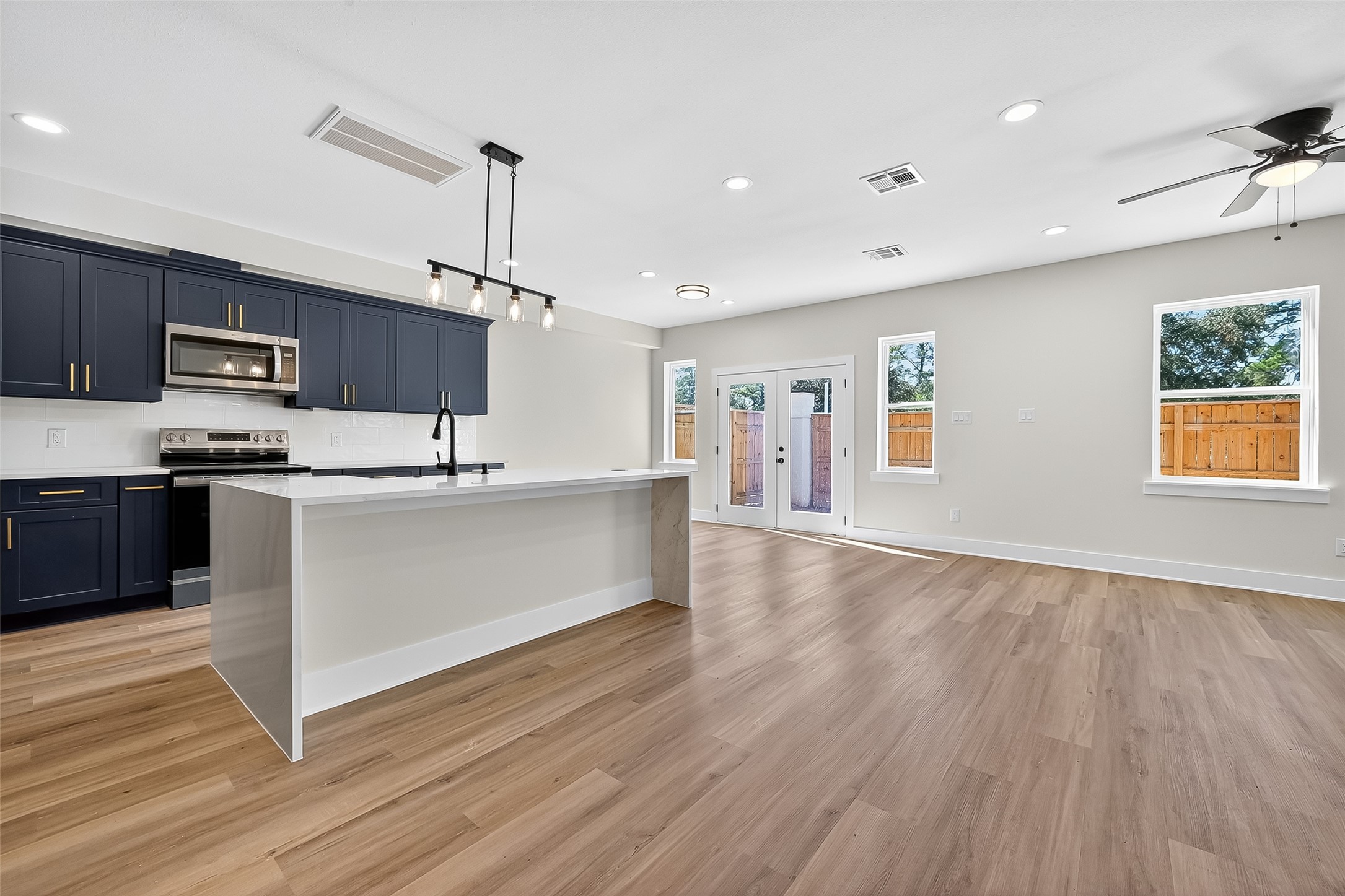 12315 New Jordan Lane Property Photo 6