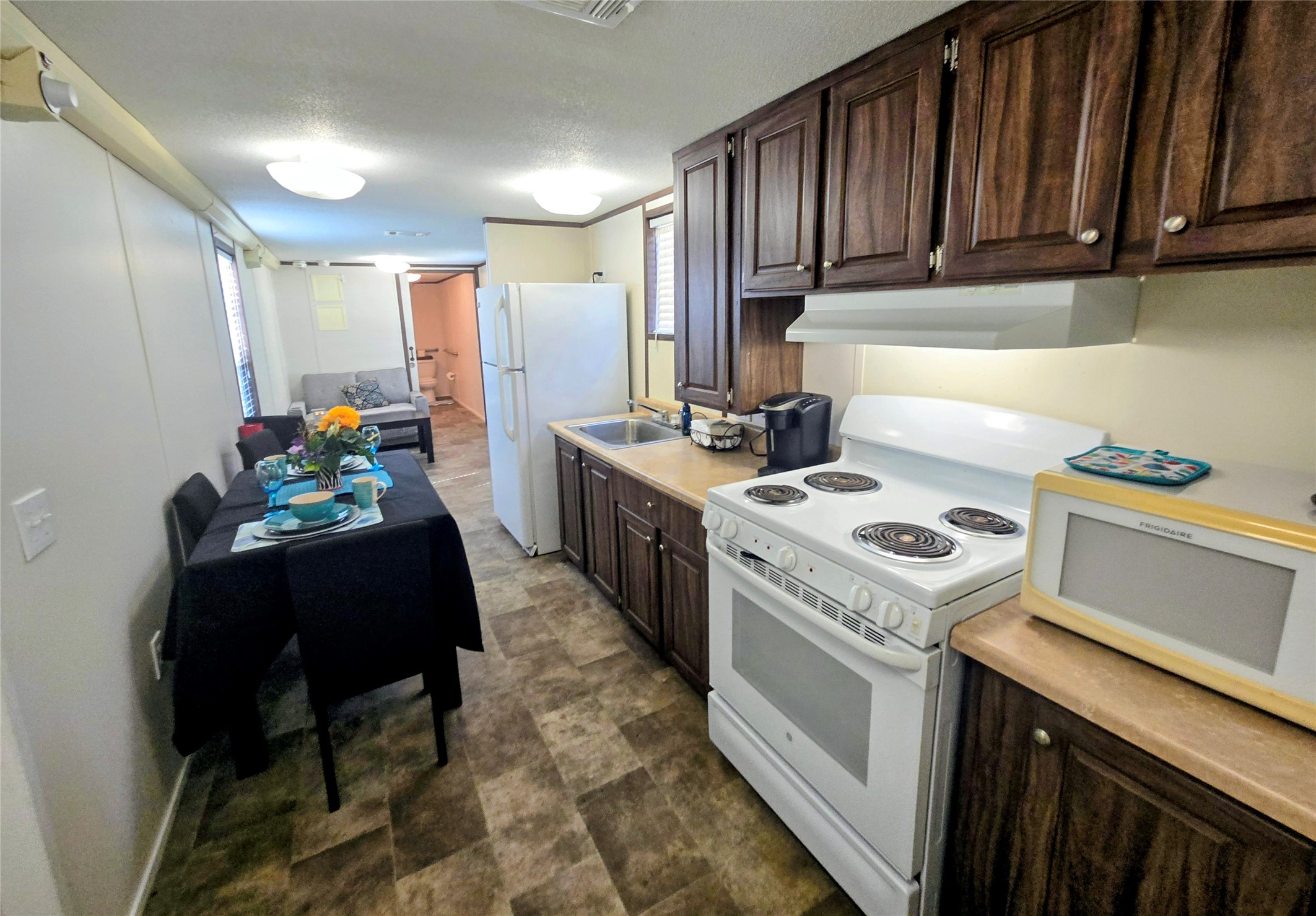 12207 Lynda Drive Property Photo 2